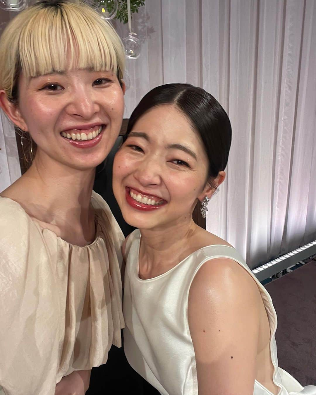 ユウキさんのインスタグラム写真 - (ユウキInstagram)「少し前に…🤍 だいすき〜な @yopika の結婚式へ✨ 大人になって仕事で出会ってから急速に友達になって、さらにお仕事一緒にしたい！って思える仲♡ なんて幸せな繋がりだろう〜！リスペクトです💎 （2枚目ロミオとジュリエットみたくなっててウケる）  そして、いつもお世話になってるお礼に絵を贈りました🕊️ 2人のイメージと私からのメッセージを絵に込めて〜🩵✨🕊️🌷  本当に綺麗だったなあ〜おめでとう🤍🤍🤍」6月5日 16時00分 - yuukichan2