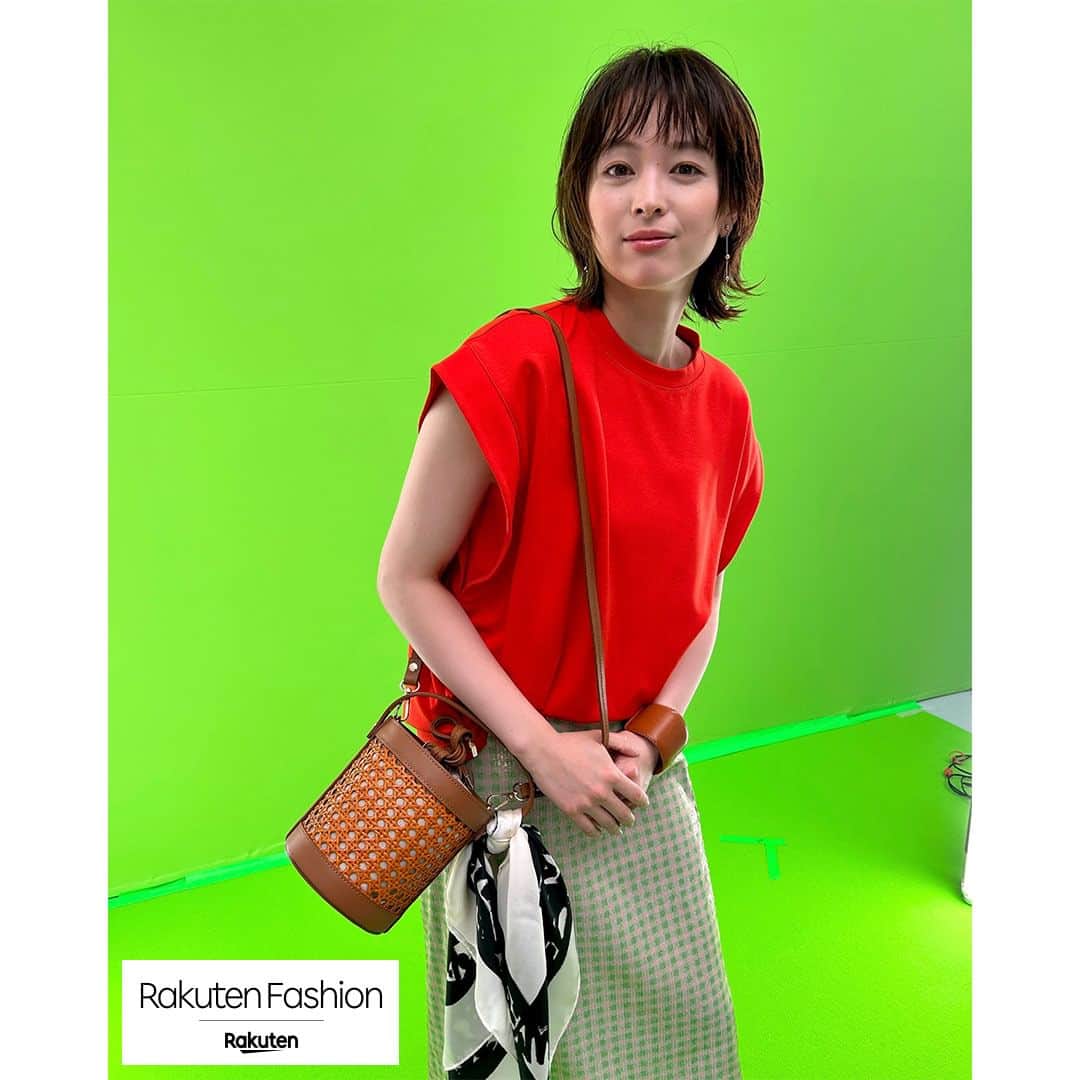スタイライフのインスタグラム：「#清野菜名さん（@seinonana）出演の CM 公開中！本日はオフショットをお届け。 夏のファッションアイテムは Rakuten Fashion アプリで楽しもう。  ▽アプリダウンロードはプロフィールのハイライトからご覧ください。 @rakutenfashion  #RakutenFashion #楽天 #Rakuten #楽天ファッション #ファッション好きな人と繋がりたい #オシャレ好きな人と繋がりたい #清野菜名」