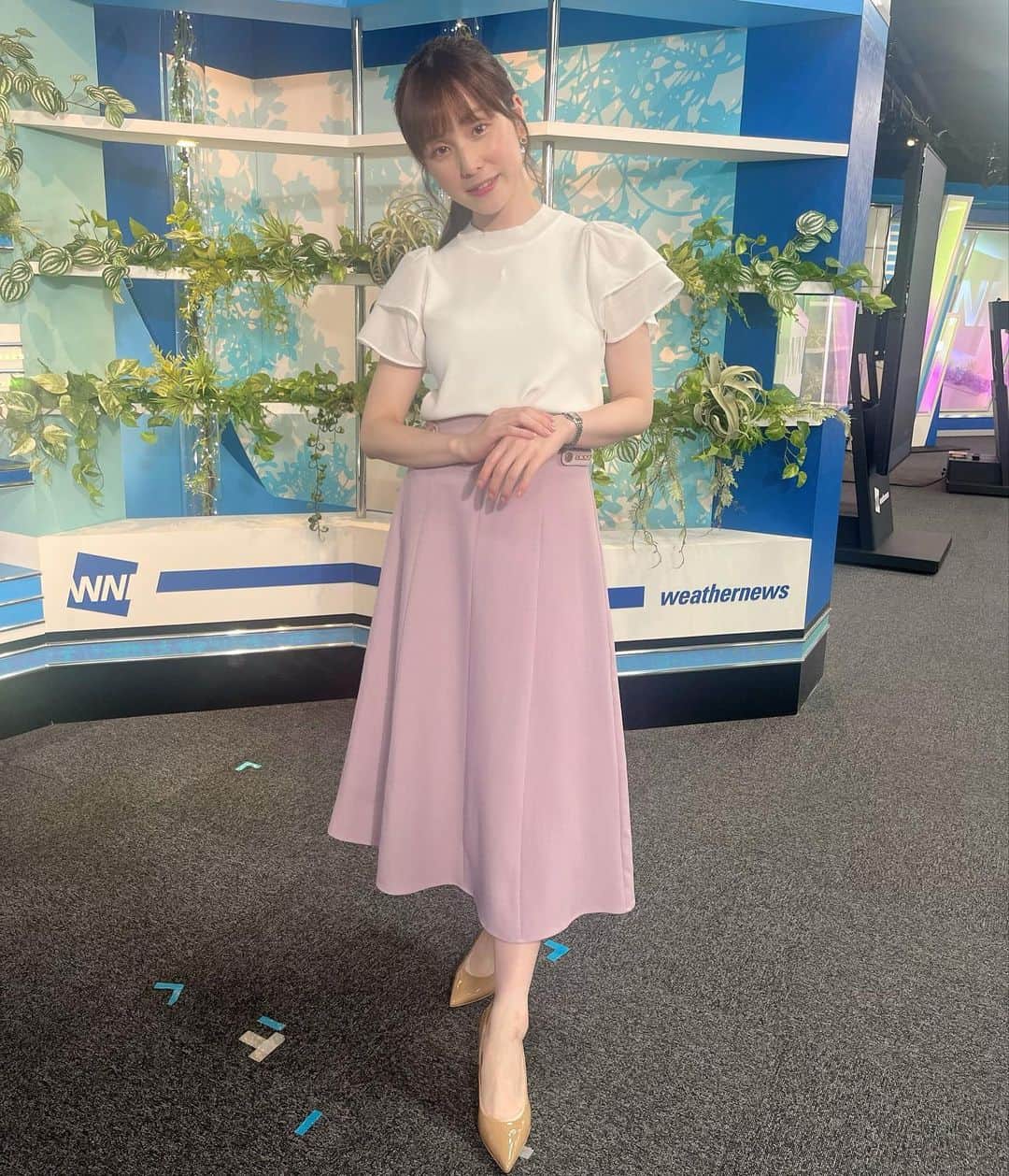 松雪彩花のインスタグラム：「🎀2023/6/5のお衣装🎀 トップス:Andemiu (@andemiu_official ) スカート: MISCH MASCH (@mischmasch_official ) イヤリング:OSEWAYA (@osewaya_official )  トップスのお袖はメッシュ生地でとっても涼しげ🎐 スカートのお色味も好みでした〜💓 イヤリングは揺れるたびにきらっと光って存在感🙆‍♀️でした…🥰  今回も可愛いお衣装をありがとうございます💐 (なぜかお写真が白っぽくなってしまった😵‍💫😵‍💫)」