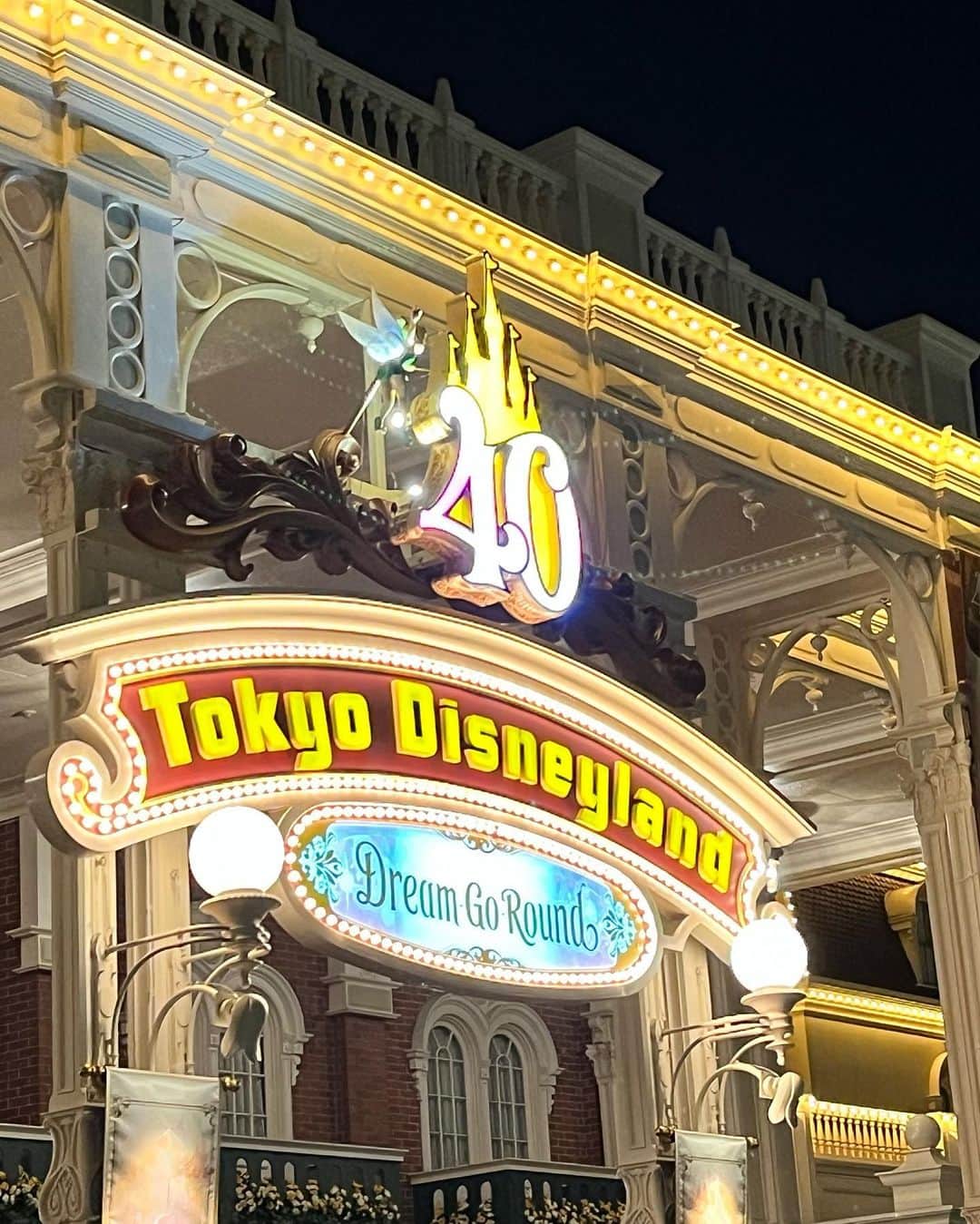 新内眞衣さんのインスタグラム写真 - (新内眞衣Instagram)「_  少し前にDisneylandへ 行ってきました🫶(時差投稿)  GW前ということもあり めちゃくちゃ空いてて 沢山アトラクション乗れました✨  3人で行ったからみんな大好き ベイマックスは断念...くぅ...  高校時代のお友達はいつまで経っても 最高にふざけられて大好き🧞‍♀️🧞‍♀️  でも 閉園の前に余裕を持って帰ったり カチューシャ買わなかったり で着実に大人になってるなぁと。笑  今年中にもう一回くらい行きたいな〜🏰」6月5日 16時10分 - mai.shinuchi_official