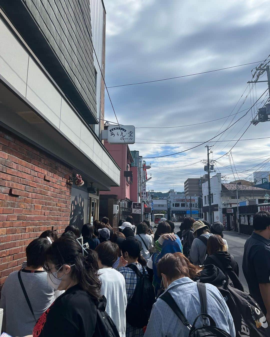 やまだひさしのインスタグラム：「あうん堂ホール 函館満喫中。 音楽家が絵を描くことで 音が可視化される。 作品を観ているとなにかが聴こえてくるような。 でもそれは空気の振動のような音ではなく、TERUさんの頭の中、耳の奥をこっそり覗いたような感覚。楽しい体験。  #やまだひさし #ラジオ #DJ #GLAY #TERU」