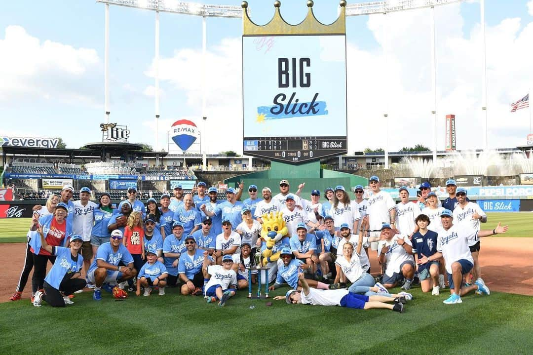 フィン・ヴォルフハルトのインスタグラム：「I got to be apart of this unforgettable weekend. @bigslickkc made $3,524,001 for @childrensmercy !!!」