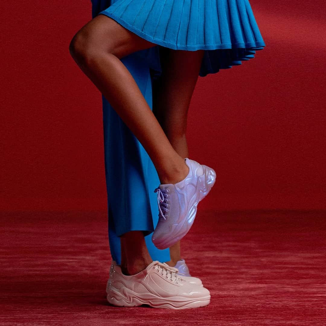 メリッサのインスタグラム：「Ouvi dizer que se você e seu amor combinarem o look com a #MelissaBurnSneaker o relacionamento fica mais forte 👀 ⁣ Bora apostar nessa novidade? O modelo é super confortável e a numeração vai do 33/34 ao 43/44! Confira no link da bio 💗 #PaixõesExtraordinárias」