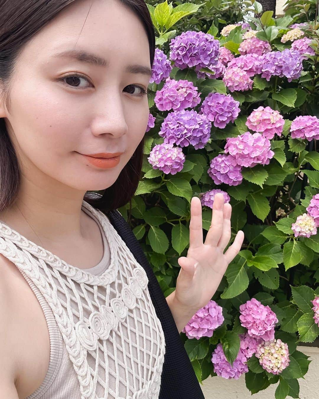 篠原真衣さんのインスタグラム写真 - (篠原真衣Instagram)「母の好きな紫陽花の季節🪻 紫陽花には毒があったり、裏の顔も持っているお花だけどそんな事はどーでもよく母は紫陽花が大好き。 母らしいところでもある。 ピンクの紫陽花は元気な女性の意味があるんだって。 そう言う私もあまり気にしないで、いろんな色の、その時素敵だなと思う紫陽花をプレゼントしております😉 柔らかく活き活き生きたい、大人ですもの〜。 老後頑固になって周りに迷惑かけたくないから、なるべく今のうちから気をつけて、柔らかい歳の重ね方したいですよねぇなんて控え室で盛り上がったこの頃😂。」6月5日 21時44分 - shinomai425