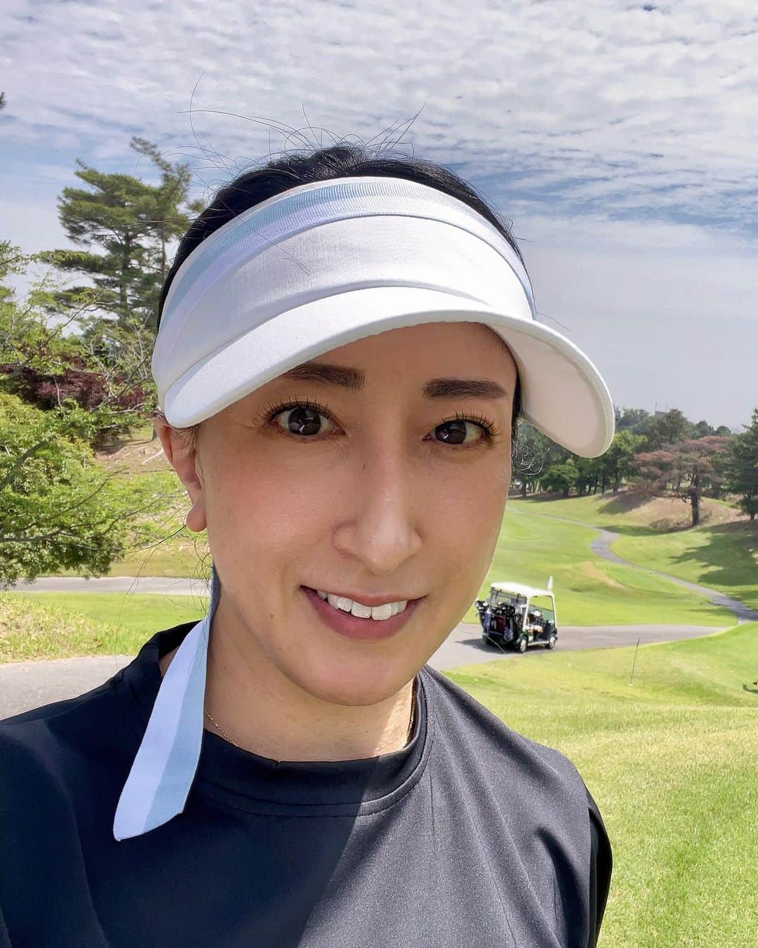 小川薫さんのインスタグラム写真 - (小川薫Instagram)「【ゴルフ】 . レッスンに通い出してちょうど1年が経ったゴルフ🏌️‍♀️ まだまだ初心者ですが練習の成果も出てきて 楽しくなってきました。 プライベートなラウンドは4回目でしたが 茨城国際でベストスコアの115。 スコア以上にパーやボギーもあったり 手応えのあったことが収穫！ 歳を重ねても新しいことを始めたり 成長できることってハッピー。 梅雨の晴れ間にリフレッシュできました✨ . #ゴルフ　#golf  #ゴルフ初心者  #ゴルフ初心者女子 #ゴルフ好きな人と繋がりたい  #茨城国際ゴルフ倶楽部  #小川薫 #料理研究家　#テーブルコーディネーター #salondeclover #サロンドクローバー　#大阪料理教室」6月5日 21時44分 - salondeclover