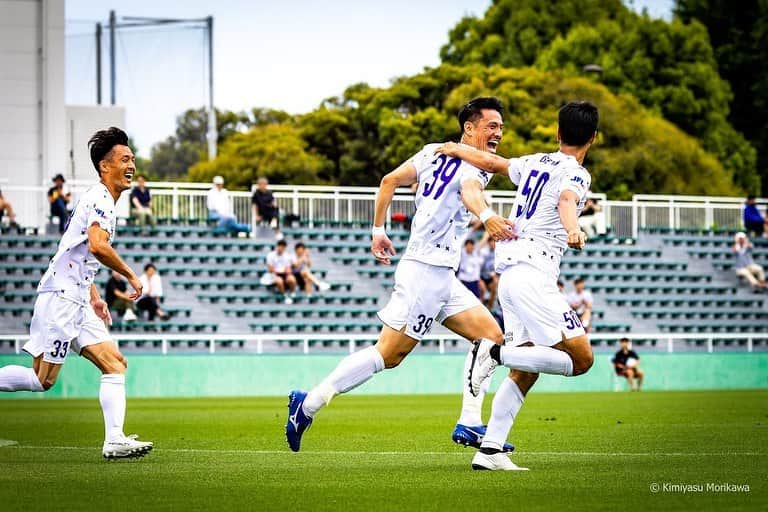 鈴木翔登さんのインスタグラム写真 - (鈴木翔登Instagram)「1-0武蔵野　Win！！！  クリアソンに触れてもらう事で人生が少しだけ明るくなったり、明日も頑張るぞ！ とかポジティブな影響を与えられたらと思ってます！  勝ち負けが全てとは思わないけど、間違いなく勝つ事でポジティブな影響を届ける幅は広がるとは思う！ だから勝ちたい！  それが体現できたゲームだったと思ってます。  しんどい時も繋がりとか利他の精神を持ち続けて、誰かのために走れる集団。 これは自分達の強みとしてこれからも更に磨きをかけてみなさんにポジティブを届けられる集団でありたいです！ ただ、まだまだ課題も山積みではあるので、 勝って兜の緒を締めよ。まさにこの通り、順位に踊らされる事なく、一つ一つ丁寧に毎日を大切に扱って成長していきたいです。  スタンドからの声援でラスト走れたし、一歩踏ん張れた。 みんなで勝ち取ったモノ、景色だと思うのでもっともっとたくさんの人とこの感情を共有したい！！ だからクリアソンを知ってもらう施策やビジネスも頑張っていかなければ！！  引き続きよろしくです！ 今週もホームみんなでいい空気感、いい景色、最高な1日にしよう！！  #新宿 #新宿御苑 #新宿グルメ  #新宿カフェ #新宿三丁目  #新宿区 #新宿伊勢丹  #新宿ランチ #新大久保グルメ #新大久保 #クリアソン新宿 #サッカー少年 #サッカー#サッカー部  #ディズニーランド#ディズニー #東京ディズニーランド#東京ディズニーシー #football #soccer #footballer #soccerlife  #enrich #world #japan #shinjuku  #tokyo #tokyodisneyland #tokyodisneysea  #entertainment  @_alea12」6月5日 21時44分 - shoto_suzuki