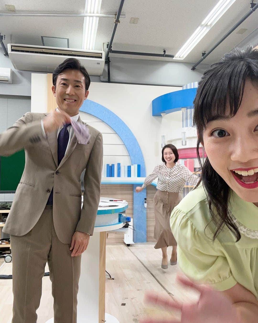 松本亜美さんのインスタグラム写真 - (松本亜美Instagram)「今日も新潟一番をご覧いただきありがとうございました😊 3部ニュース終了後、恒例となりつつあるお写真タイム📸 セルフィー&連写で動きのある写真にしましょう！という私の要望にしっかりと応えてくださるお二人の優しさに感謝です🌟  内田さん : チーフを軽快に取り出しているのにはしっかり理由があるのです😎 斎藤さん : 遠い…と思っていたら走って近づいてきてくださりました🏃‍♀️ あみ : では私はカメラから離れていきます！！  という写真になりました👀  こんな写真を撮って欲しい！ リクエストがあればコメントにてお待ちしております🫧 お応えできなかったらごめんなさい😭  #teny #テレビ新潟  #夕方ワイド新潟一番 #放送終了後 #オフショット  #スタジオ #MC #アナウンサー #ニュースキャスター #天気予報  #セルフィー #連写  #躍動感のある写真  #内田拓志キャスター  #チーフを軽快に取り出す #これには理由が #チーフアナウンサー のシャレに気づいてもらえなかったそう #斎藤久美子キャスター  #走っております #近づいてます  #前髪切ったの気づいてくれました ❤️ #松本亜美  #離れていきました とさ。」6月5日 21時47分 - ami_matsumoto_teny