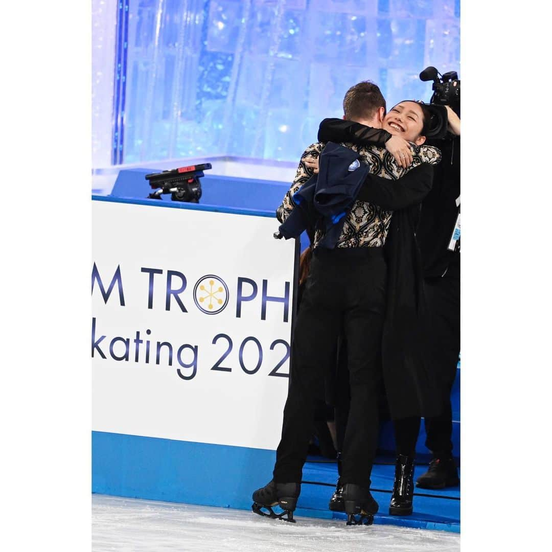 安藤美姫さんのインスタグラム写真 - (安藤美姫Instagram)「Jun/04/2023 I became a member of  “Japan Figure Skating Instructor Association”  ⛸️2023/06/04⛸️  私事ですがこの度　 正式に偉大な理事の方々の推薦の下  “日本フィギュアスケーティングインストラクター協会”の会員になる事ができました✨⛸️  9歳の頃に“出会い”と“別れ”を経験した私にとってスケートはかけがえのない存在で 当時コーチだった恩師の門奈裕子先生との出会いが私に  “門奈先生のような笑顔が可愛い　夢を与えてくれる先生になりたい！”  という大きな“夢”を下さいました😌  その後　中学2年生　ジュニアになる時に “佐藤信夫先生／佐藤久美子先生ご夫妻“にお世話になる事になり 平日は名古屋の先生、週末は新横浜に通いレッスンを受け 初めて海外へも行き ”マリナ・ズエワコーチ　振付“ “リー・アン・ミラーコーチ　振付” 佐藤有香さんにもお世話になるという新しいスケート生活。  2006年18歳の頃には初めてのオリンピック！ 日本では西田美和先生、樋口豊先生にお世話になりながらアメリカの ”キャロル・ヘイス・ジェンキンスコーチ“の下でトレーニングをし “デヴィッド・ウィルソンコーチ　振付” 2006/2007シーズンから本格的にアメリカに拠点を移し ”ニコライ・モロゾフコーチ“の下でトレーニングをする海外生活がスタート⛸️🔥  2013/2014シーズン　出産後日本で技術では門奈先生にもう一度　シングルジャンプから習い直し 拠点を新横浜におき佐藤紀子先生／福井信子先生にお世話になりながら シーズン中はイタリアに拠点を移し ”バルテル・リッツォコーチ“の下でトレーニングする日々を過ごし 最後の全日本では ”バルテルコーチと門奈先生“にリンクサイドで見守って頂き現役時代を終えました。  他にも本当に沢山の方々との出会いと 沢山の方からのサポートがあり今の私があると思っています。  引退してから “プロスケーター” “振付師” “コーチ”として活動し始めてからはや10年目となりますが 沢山の尊敬するインストラクターの皆様とご一緒させて頂ける事とても嬉しく思います！  また9歳からの夢へ1歩近付けたと同時にこれからもより一層　その“夢”であるコーチになるという目標に向け 今まで出会った先生方から学んだ “知識”や“技術” “表現力”を今現役で輝いている次世代のスケーターはもちろん スケートが好きな方々へ繋いでいける架け橋となりながら 微力ながらに日本のフィギュアスケートの益々の発展と輝きに貢献していけるよう努めていくと同時に 海外のスケーターやコーチとの架け橋にもなれるよう日々努めていきたいと思います。  偉大なコーチの皆様のご指導の元　スケートに対する“情熱”と“愛”を忘れずに1歩ずつ精進して参りますのでよろしくお願い致します。  日本フィギュアスケーティングインストラクター 安藤美姫  #日本フィギュアスケーティングインストラクター協会 #フィギュアスケート #安藤美姫 #mikiando」6月5日 21時50分 - miki_m_ando0403