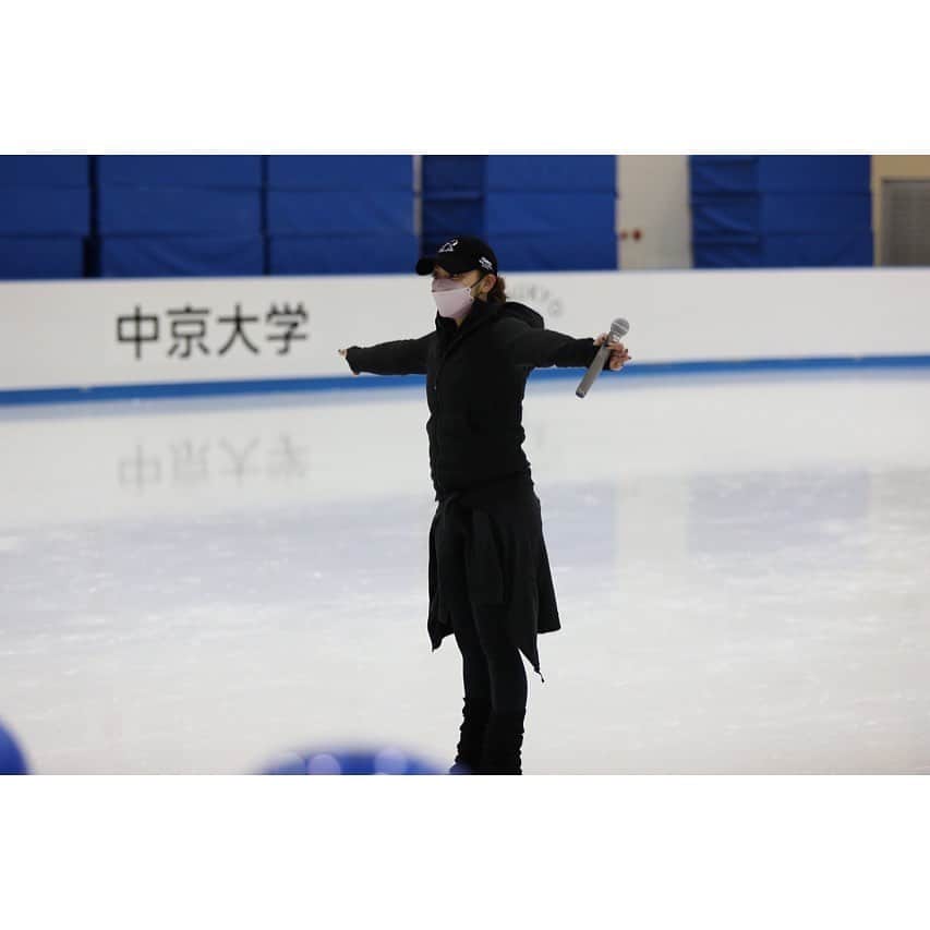安藤美姫さんのインスタグラム写真 - (安藤美姫Instagram)「Jun/04/2023 I became a member of  “Japan Figure Skating Instructor Association”  ⛸️2023/06/04⛸️  私事ですがこの度　 正式に偉大な理事の方々の推薦の下  “日本フィギュアスケーティングインストラクター協会”の会員になる事ができました✨⛸️  9歳の頃に“出会い”と“別れ”を経験した私にとってスケートはかけがえのない存在で 当時コーチだった恩師の門奈裕子先生との出会いが私に  “門奈先生のような笑顔が可愛い　夢を与えてくれる先生になりたい！”  という大きな“夢”を下さいました😌  その後　中学2年生　ジュニアになる時に “佐藤信夫先生／佐藤久美子先生ご夫妻“にお世話になる事になり 平日は名古屋の先生、週末は新横浜に通いレッスンを受け 初めて海外へも行き ”マリナ・ズエワコーチ　振付“ “リー・アン・ミラーコーチ　振付” 佐藤有香さんにもお世話になるという新しいスケート生活。  2006年18歳の頃には初めてのオリンピック！ 日本では西田美和先生、樋口豊先生にお世話になりながらアメリカの ”キャロル・ヘイス・ジェンキンスコーチ“の下でトレーニングをし “デヴィッド・ウィルソンコーチ　振付” 2006/2007シーズンから本格的にアメリカに拠点を移し ”ニコライ・モロゾフコーチ“の下でトレーニングをする海外生活がスタート⛸️🔥  2013/2014シーズン　出産後日本で技術では門奈先生にもう一度　シングルジャンプから習い直し 拠点を新横浜におき佐藤紀子先生／福井信子先生にお世話になりながら シーズン中はイタリアに拠点を移し ”バルテル・リッツォコーチ“の下でトレーニングする日々を過ごし 最後の全日本では ”バルテルコーチと門奈先生“にリンクサイドで見守って頂き現役時代を終えました。  他にも本当に沢山の方々との出会いと 沢山の方からのサポートがあり今の私があると思っています。  引退してから “プロスケーター” “振付師” “コーチ”として活動し始めてからはや10年目となりますが 沢山の尊敬するインストラクターの皆様とご一緒させて頂ける事とても嬉しく思います！  また9歳からの夢へ1歩近付けたと同時にこれからもより一層　その“夢”であるコーチになるという目標に向け 今まで出会った先生方から学んだ “知識”や“技術” “表現力”を今現役で輝いている次世代のスケーターはもちろん スケートが好きな方々へ繋いでいける架け橋となりながら 微力ながらに日本のフィギュアスケートの益々の発展と輝きに貢献していけるよう努めていくと同時に 海外のスケーターやコーチとの架け橋にもなれるよう日々努めていきたいと思います。  偉大なコーチの皆様のご指導の元　スケートに対する“情熱”と“愛”を忘れずに1歩ずつ精進して参りますのでよろしくお願い致します。  日本フィギュアスケーティングインストラクター 安藤美姫  #日本フィギュアスケーティングインストラクター協会 #フィギュアスケート #安藤美姫 #mikiando」6月5日 21時50分 - miki_m_ando0403