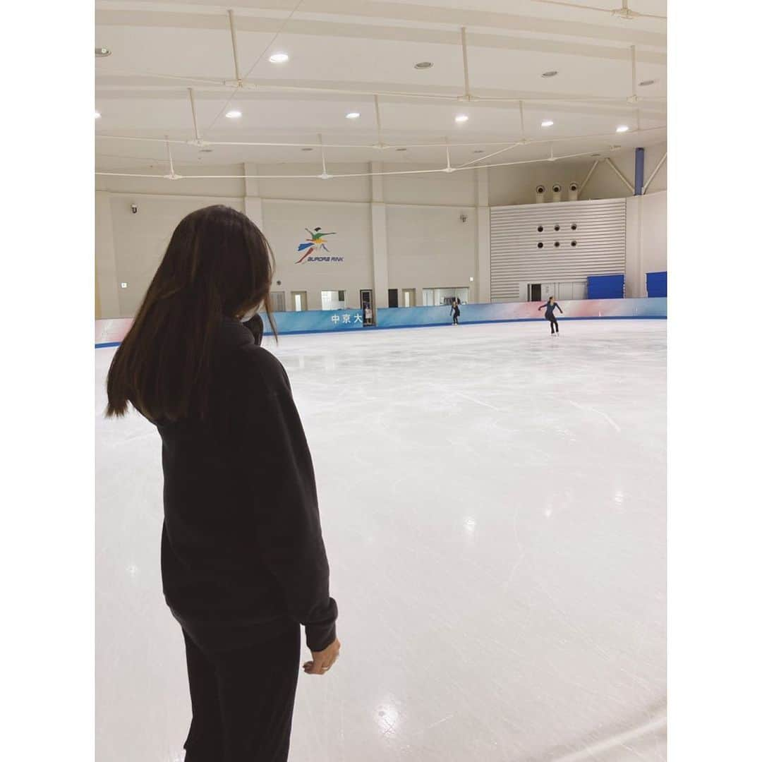 安藤美姫のインスタグラム：「Jun/04/2023 I became a member of  “Japan Figure Skating Instructor Association”  ⛸️2023/06/04⛸️  私事ですがこの度　 正式に偉大な理事の方々の推薦の下  “日本フィギュアスケーティングインストラクター協会”の会員になる事ができました✨⛸️  9歳の頃に“出会い”と“別れ”を経験した私にとってスケートはかけがえのない存在で 当時コーチだった恩師の門奈裕子先生との出会いが私に  “門奈先生のような笑顔が可愛い　夢を与えてくれる先生になりたい！”  という大きな“夢”を下さいました😌  その後　中学2年生　ジュニアになる時に “佐藤信夫先生／佐藤久美子先生ご夫妻“にお世話になる事になり 平日は名古屋の先生、週末は新横浜に通いレッスンを受け 初めて海外へも行き ”マリナ・ズエワコーチ　振付“ “リー・アン・ミラーコーチ　振付” 佐藤有香さんにもお世話になるという新しいスケート生活。  2006年18歳の頃には初めてのオリンピック！ 日本では西田美和先生、樋口豊先生にお世話になりながらアメリカの ”キャロル・ヘイス・ジェンキンスコーチ“の下でトレーニングをし “デヴィッド・ウィルソンコーチ　振付” 2006/2007シーズンから本格的にアメリカに拠点を移し ”ニコライ・モロゾフコーチ“の下でトレーニングをする海外生活がスタート⛸️🔥  2013/2014シーズン　出産後日本で技術では門奈先生にもう一度　シングルジャンプから習い直し 拠点を新横浜におき佐藤紀子先生／福井信子先生にお世話になりながら シーズン中はイタリアに拠点を移し ”バルテル・リッツォコーチ“の下でトレーニングする日々を過ごし 最後の全日本では ”バルテルコーチと門奈先生“にリンクサイドで見守って頂き現役時代を終えました。  他にも本当に沢山の方々との出会いと 沢山の方からのサポートがあり今の私があると思っています。  引退してから “プロスケーター” “振付師” “コーチ”として活動し始めてからはや10年目となりますが 沢山の尊敬するインストラクターの皆様とご一緒させて頂ける事とても嬉しく思います！  また9歳からの夢へ1歩近付けたと同時にこれからもより一層　その“夢”であるコーチになるという目標に向け 今まで出会った先生方から学んだ “知識”や“技術” “表現力”を今現役で輝いている次世代のスケーターはもちろん スケートが好きな方々へ繋いでいける架け橋となりながら 微力ながらに日本のフィギュアスケートの益々の発展と輝きに貢献していけるよう努めていくと同時に 海外のスケーターやコーチとの架け橋にもなれるよう日々努めていきたいと思います。  偉大なコーチの皆様のご指導の元　スケートに対する“情熱”と“愛”を忘れずに1歩ずつ精進して参りますのでよろしくお願い致します。  日本フィギュアスケーティングインストラクター 安藤美姫  #日本フィギュアスケーティングインストラクター協会 #フィギュアスケート #安藤美姫 #mikiando」