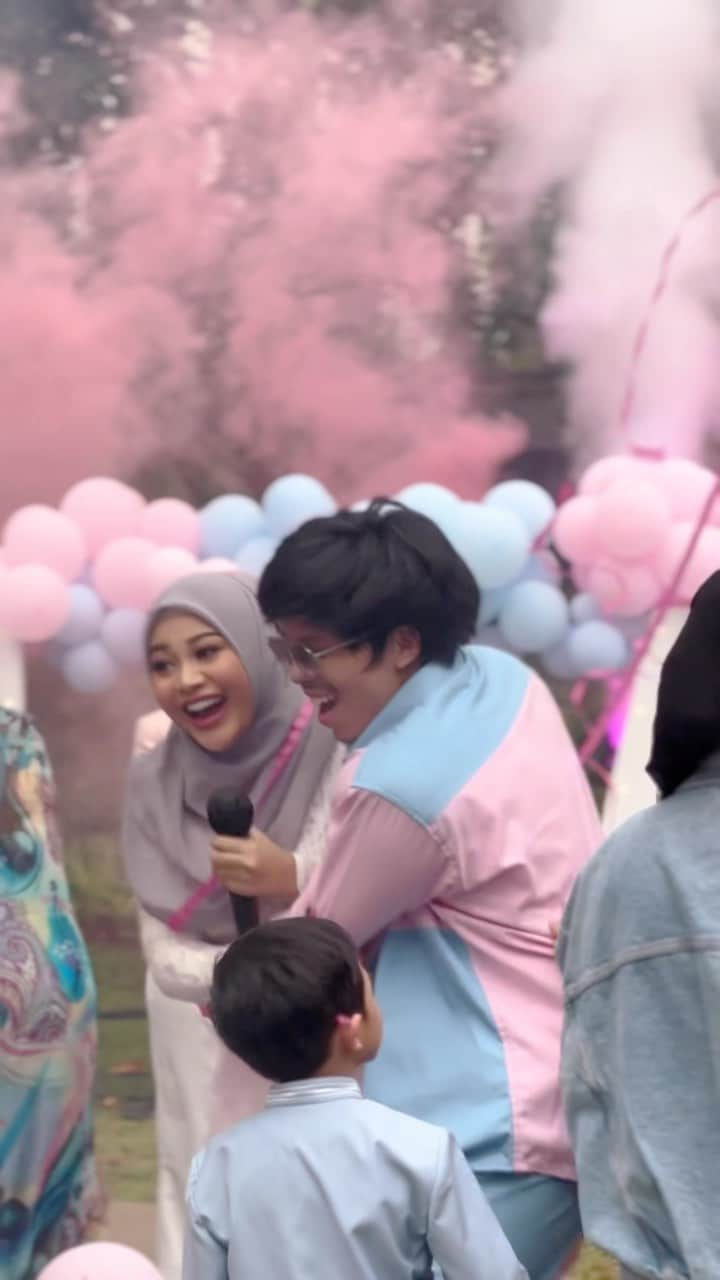 Aurelのインスタグラム：「Masya Allah!!! It’s a girl guys!!!🥰💝  . . .  Dress by @askyfebrianti  Fashion stylist by @erichalamin  Makeup by @andisyameutia  Hijab by @nia_hijabstylist」