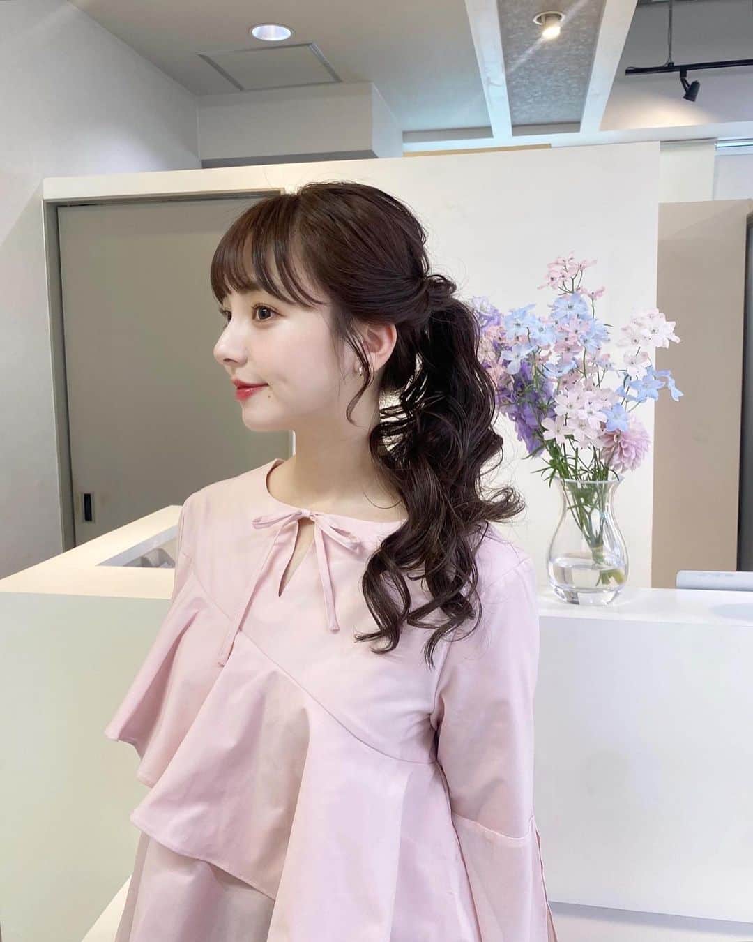 横山紗弓のインスタグラム：「ELINでヘアカラーを💐 完全お任せで、少し暗く🤏🏻 肌が綺麗に見えてとてもお気に入り。 @kaopan0402 ありがとう♡ そして今日はアレンジもしてもらいました！ 担当は @izumindayon ちゃん👱🏻‍♀️ とっても丁寧に可愛く仕上げてくれました。 特別な日に、是非頼んでみてね＾＾  そしてトップスはぐでちゃんのブランド @mofftime_official 🌸 フレアスリーブと身頃のティアードで 女性らしさと可愛らしさを演出しつつ、 袖には同色のシフォン素材をドッキングし遊び心も。 シフォンの軽やかな雰囲気が程よく抜け感もプラスしてくれるので、 ブラウスでありながらもカチッとしすぎない印象に◎ #福岡美容室 #福岡ヘアサロン #福岡サロン #ヘアカラー #ヘアアレンジ #ポニーテールアレンジ #mofftime」