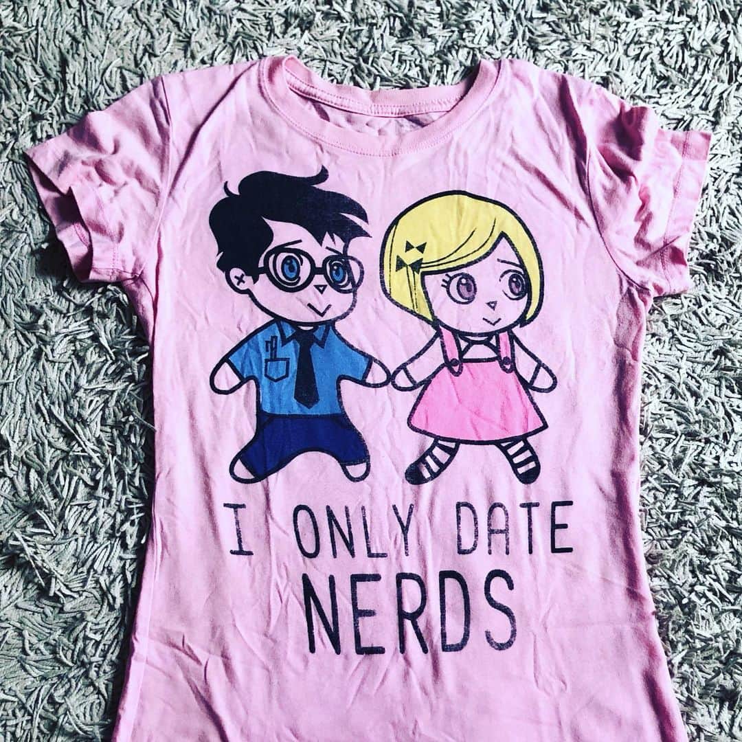 水谷さるころのインスタグラム：「衣替えの度に断捨離を免れてしまうTシャツ…。15年くらい前に買ったんですけど、一度も着てない。でも捨てられない！　そして気がついたら髪型が被っててさらに捨てられない！」