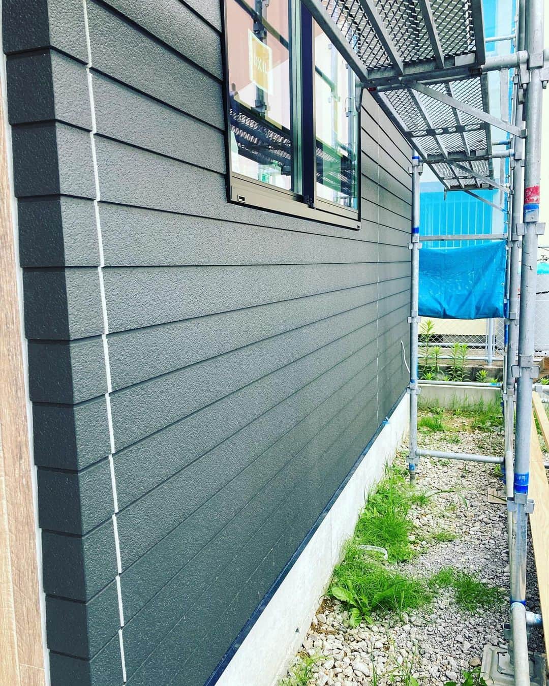 日大建築さんのインスタグラム写真 - (日大建築Instagram)「シェードラップサイディングのブラック色👍 最近の新商品を初めて使ってみました😊 #外壁 #サイディング #ケイミュー #かっこいい #初 #注文住宅」6月5日 16時26分 - ryu.ryu.ryu3