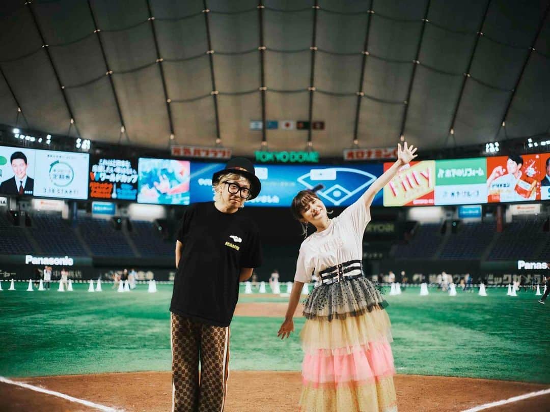 吉澤嘉代子のインスタグラム：「2023.06.04 東京ドームは『アイスクリームフィーバー』の熱に包まれていました。 監督の千原さんを始め映画チームやお客さまに見守られて心ここに歌いました。素敵な日をプレゼントしてくださりありがとうございます。  千原さんがデザインしてくれたバースデーケーキちょううまいんですけど🎂  @yomiuri.giants  @icecreamfever_m   photographer @fujiwara_kei」