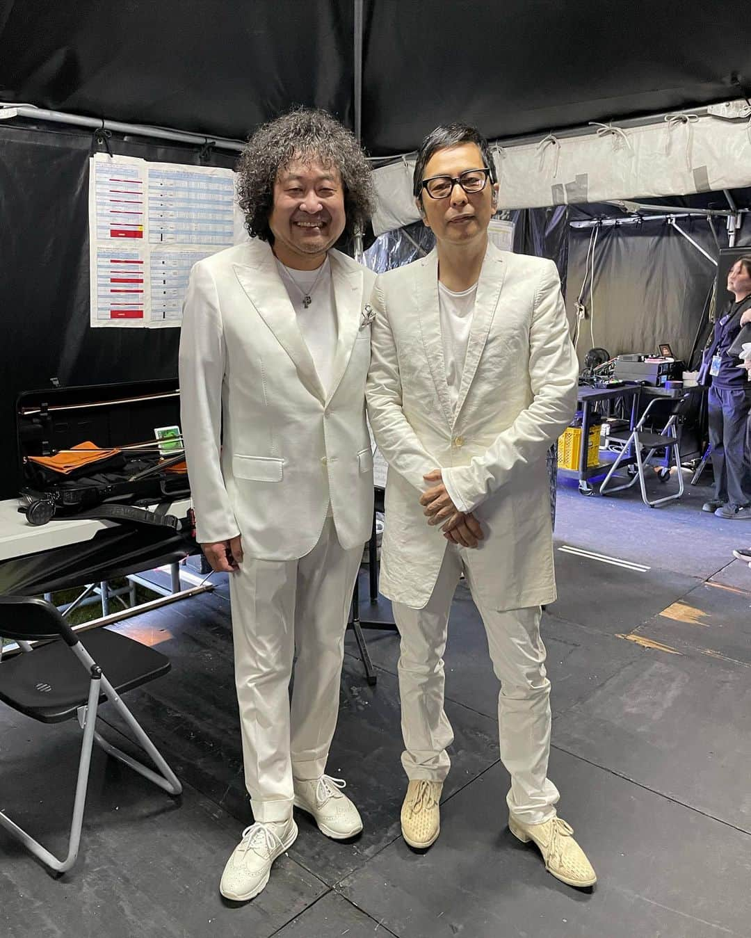 葉加瀬太郎さんのインスタグラム写真 - (葉加瀬太郎Instagram)「葉加瀬太郎音楽祭in京都 上賀茂神社⛩️2デイズ公演にいらして下さった大勢の皆さま、２日間の満員御礼ありがとうございました。  台風の影響で豪雨の中のリハーサルを経てからの２日間の本番は暑いくらいの☀️でした。 最高に楽しかったね〜！  DAY1の素晴らしいゲストの皆さまと、出演順にツーショットです。 大原櫻子さん、家入レオさん、羽毛田さん、今井美樹さん、徳永英明さん、そして最高の演奏をしてくれたバンドメンバー本当にありがとうございました。 僕の寄せ寄せファッションも楽しんでね〜😆  DAY2のゲストとのツーショットも続けて出します。 お楽しみに〜👋  #葉加瀬太郎音楽祭2023 #上賀茂神社 #葉加瀬太郎  #大原櫻子 #家入レオ #羽毛田丈史 #今井美樹 #徳永英明」6月5日 16時30分 - tarohakase_hats