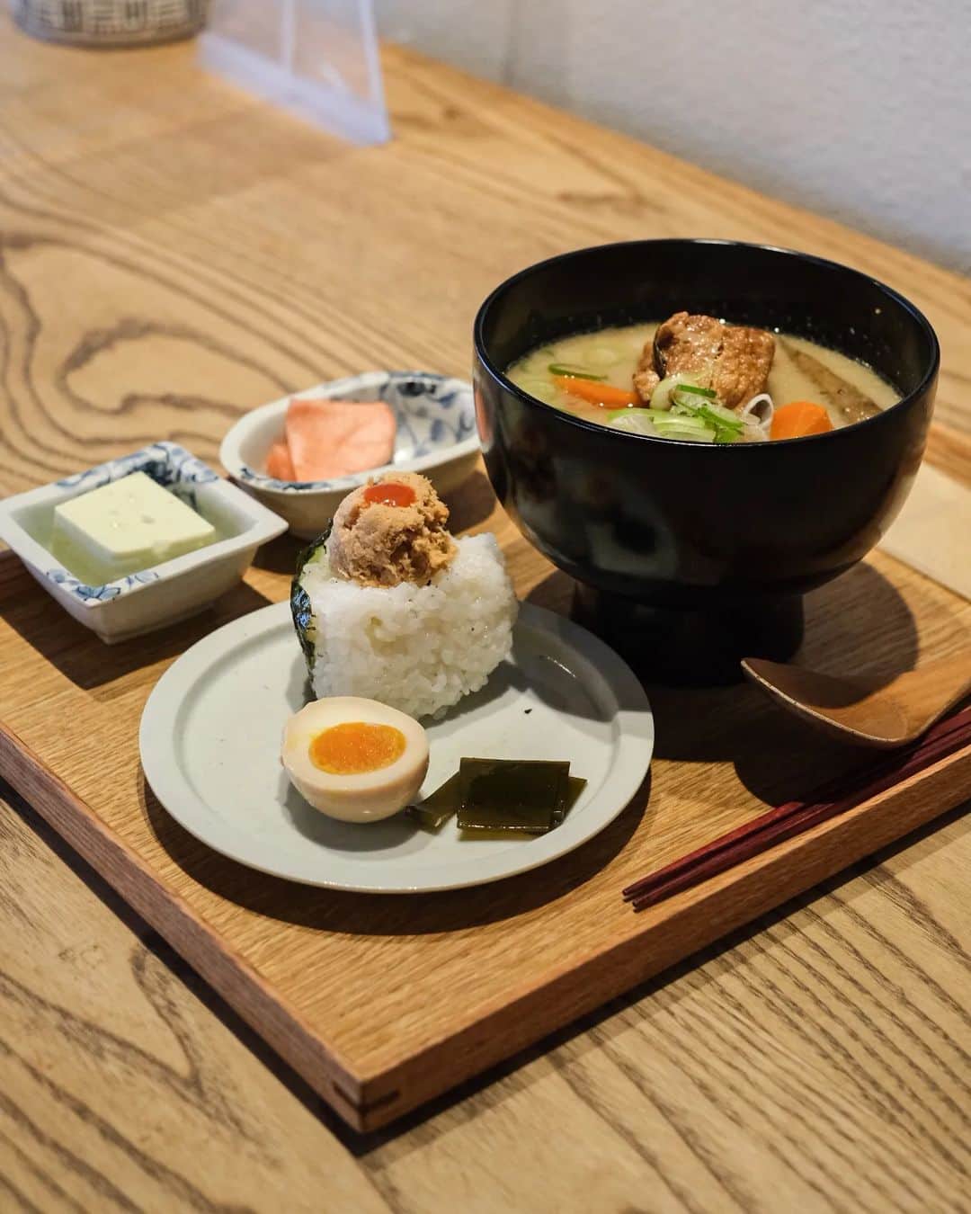 Erinaさんのインスタグラム写真 - (ErinaInstagram)「This place is beyond adorable, serving a delightful Onigiri + Miso Soup set🍱  We ordered the -Tonjiru set  -Soy Milk Miso soup.   Both soups were packed with an abundance of seasonal veggies and came with a charming assortment of side dishes to enhance the experience.  The flavors were perfectly balanced, evoking a sense of nostalgic bliss.  What makes this place even more wonderful is their early opening time! Unlike most cafes and restaurants (excluding chain establishments), which typically open at 11 am, this gem welcomes early risers with open arms.  _____________________ Addresa: 1 Chome-7-5 Asakusa, Taito City, Tokyo 111-0032, Japan  Trading hours: 9am -3 pm _____________________」6月5日 16時31分 - eliseaki