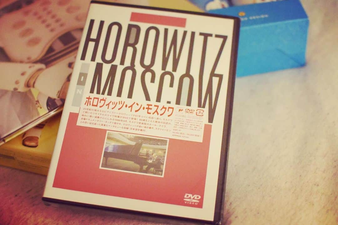 奥貫薫さんのインスタグラム写真 - (奥貫薫Instagram)「.  週末に大事なピアノの舞台があり 「プレゼントは終わってから開ける！」と 誕生日からしばらく封印していた、プレゼント。 ヘッドホンにモーツァルトに坂本さんにホロヴィッツに スピッツに、そしてドラえもん。 きっと音楽の神様が集めてくれたのね♡  (スピッツは私のものでもある)  Thanks to Erica,Hisae,Akiko & U」6月5日 16時35分 - kaoru_okunuki