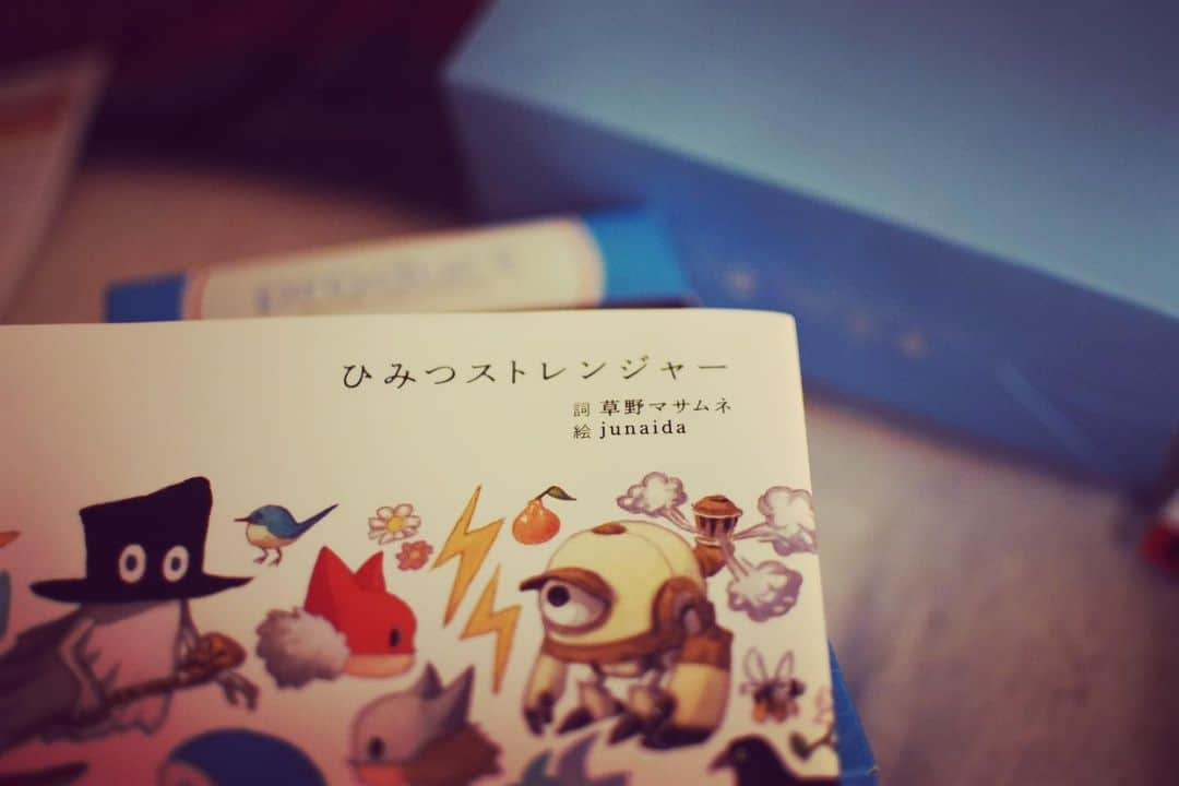 奥貫薫さんのインスタグラム写真 - (奥貫薫Instagram)「.  週末に大事なピアノの舞台があり 「プレゼントは終わってから開ける！」と 誕生日からしばらく封印していた、プレゼント。 ヘッドホンにモーツァルトに坂本さんにホロヴィッツに スピッツに、そしてドラえもん。 きっと音楽の神様が集めてくれたのね♡  (スピッツは私のものでもある)  Thanks to Erica,Hisae,Akiko & U」6月5日 16時35分 - kaoru_okunuki