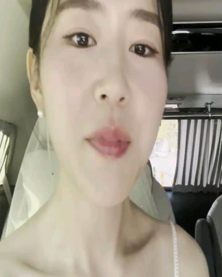 チュ・ミンギョンのインスタグラム：「둘 다 레몬사탕 입에 물고 신나 있는 영상부터 세상 아름다운 신부의 모습과 부부 사이에 껴서 부케 받고 신난 나까지. 너 시집보내고 왜 나는 병이 났는가... ㅎㅎㅎ 결혼 축하해 내 친구. 여러분 축하해주세요, 제 친구 결혼했어요!!! 🫢😍」