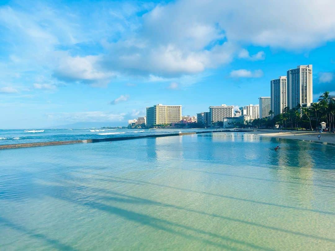 Instagenic Hawaiiのインスタグラム：「. Aloha!  今日は #世界環境デー World Environment Dayです🌏  写真はワイキキビーチ⛱️  日焼け止めの条例などの呼びかけにより、数年前に比べて海の透明度が増しました！  海洋動物や魚も多数見られるようになりました🌊🦭🐢  #ハワイ #ワイキキ #海 #ビーチ #青 #透明度 #ハワイ生活 #ハワイ情報 #海が好き #環境 #hawaii #aloha #waikiki #beach #environment #worldenvironmentday」