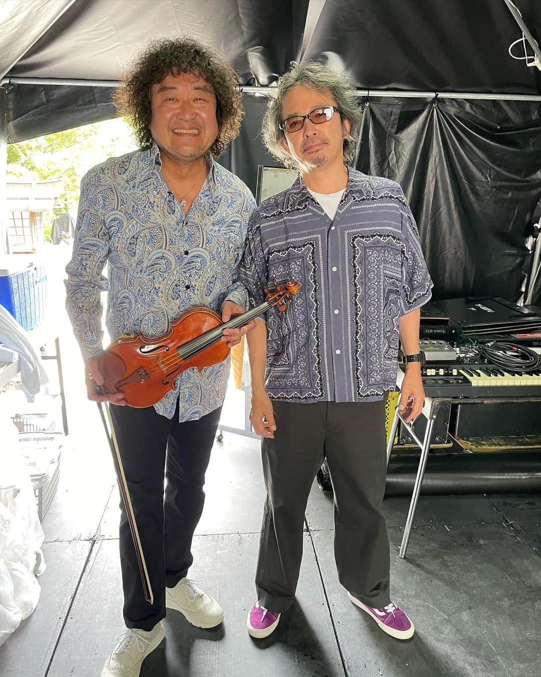 葉加瀬太郎のインスタグラム：「葉加瀬太郎音楽祭in京都 上賀茂神社⛩️にいらして下さった皆さまありがとうございました！  DAY2の素晴らしいゲストアーティストとツーショット✌️ 出演順に奥田民生さん、松下洸平さん、Jazztronik野崎くん、EXILE TAKAHIROさん、藤井フミヤさん、 本当にありがとうございました。  今週末は葉加瀬太郎音楽祭、 東京神宮外苑でお待ちしていま〜す。 東京はゲストが多いから衣装が大変なことになります。笑 まだまだ寄せていきますよ〜🤣  #葉加瀬太郎音楽祭2023 #上賀茂神社 #葉加瀬太郎 #奥田民生 #松下洸平 #Jazztronik #EXILE TAKAHIRO #藤井フミヤ」