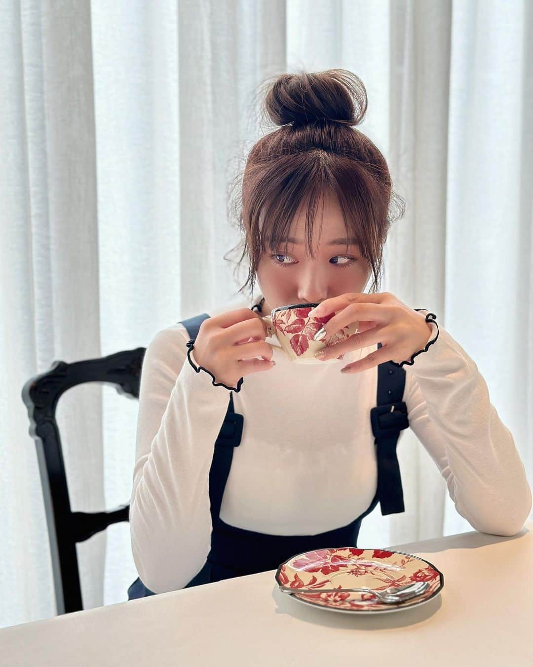 鄭茵聲のインスタグラム：「評價雖然不高 但其實我覺得滿好吃的 都是創意料理 缺點就是 應該所有餐具都是Gucci 感覺才有古馳餐廳的精神  有些餐點用一般白盤 可惜了🫣 #古馳餐酒館  Gucci Osteria da Massimo Bottura Tokyo」