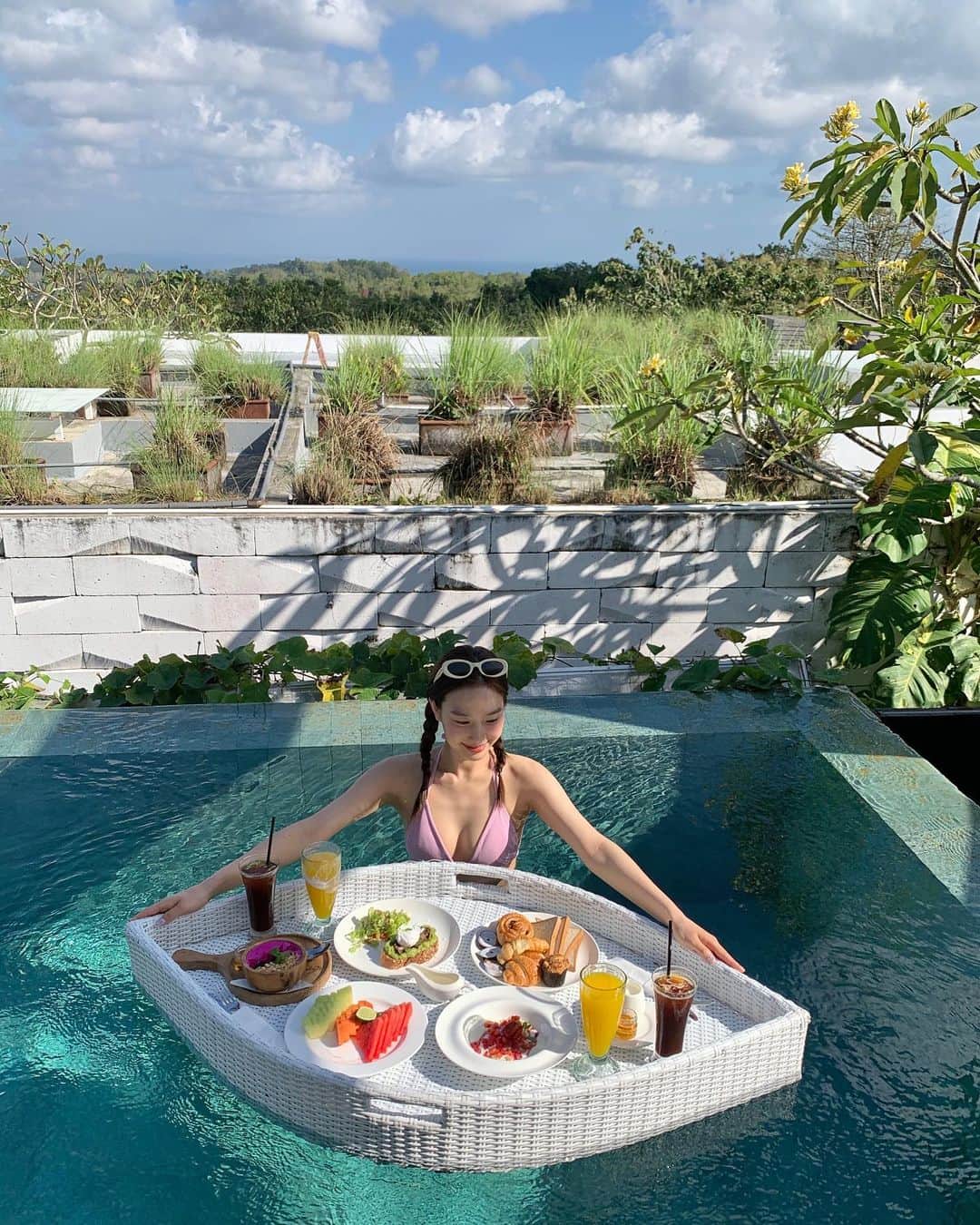 チャン・ヒリョンのインスタグラム：「Bali🏝 ⠀ ⠀ ⠀ @hideawayvillas.bali @live.in.bali #Bali #발리 #Hideawayvilla #liveinbali #리브인발리 #ferbean ⠀」