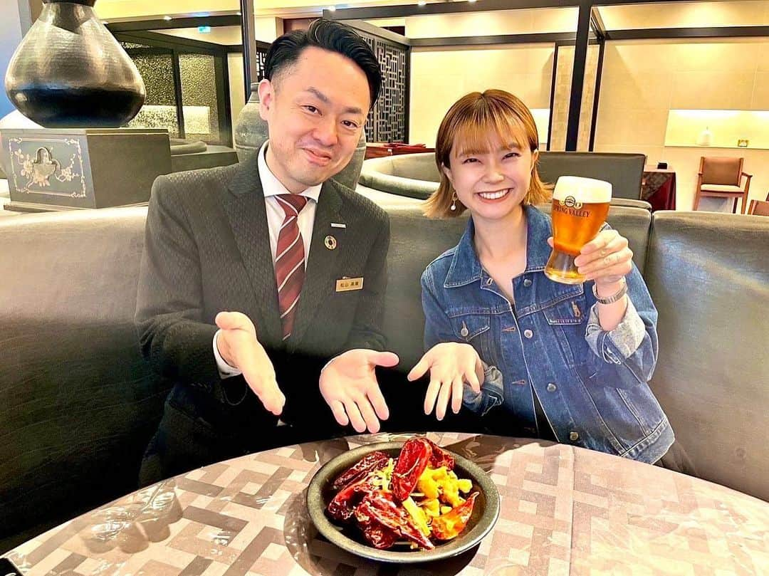 KBCラジオのインスタグラム：「【🍺#キリンビール クラフトビールでハッピーアワー 🍺】 @kirin_brewery  ⁡ 6月2日(金)放送🆕 ⁡ こんばんは❗️ クラフトビール大好きタレント　くにさきなるみ です❗️  毎週金曜の夕方4:40ごろから KBCラジオ#ハッピーアワー の番組内で 『キリンビール　クラフトビールでハッピーアワー！』放送中📻 放送から一週間以内なら radiko のアプリで全国どこからでも聴けるので ぜひよろしくお願いします💕 ⁡ 今回お伺いしたのは､､､ 八仙閣 本店レストラン『彩虹 ﾂｧｲﾌｫﾝ』さん ⏩  @tsaihon  ⁡ 家族でもお邪魔したことがある 大好きな中華料理のお店✨ ⁡ 八仙閣本店の２階にある、 カジュアルにもフォーマルにも利用できる人気中華レストラン☺️ ⁡ 今回は、オススメクラフトビール「#スプリングバレー豊潤496 」に合うお料理 「望都唐辛子を使った#辣子鶏 （ラーズ―チー）」を頂きました❤️ ⁡ 見た目のインパクト以上に「辛すぎない！」 「辛味より旨みと香り」が特徴的✨ 小さめにカットしカリカリに揚がった鶏が またとにかく豊潤によく合います🔥🍺 ⁡ 山椒の痺れ感や、パクチーのシャキッと感も あいまって、とにかく食べてて楽しい組み合わせでした😍🫶 ⁡ 6/29〜は八仙閣本店にて オーダーバイキングも始まるので みなさん是非行ってみてくださいね😍 ⁡ ⁡ ﹋﹋﹋﹋﹋﹋﹋﹋﹋﹋﹋﹋﹋﹋﹋﹋﹋﹋ 【住所】 福岡市博多区博多駅東2-7-27 ⁡ 【営業時間】 11:30～15:00（L.O.14:30） 17:00～22:00（L.O.21:00） ⁡ 【定休日】 不定休 ⁡ 【お店のInstagram】 @tsaihon  ⁡ ﹋﹋﹋﹋﹋﹋﹋﹋﹋﹋﹋﹋﹋﹋﹋﹋﹋﹋ #八仙閣#彩虹#福岡中華 #kbcラジオ#kbc#KBCハッピーアワー #キリンビール#キリンクラフトビール #スプリングバレー#豊潤496#シルクエール #タップマルシェ #クラフトビール#ビール党 #ビール好きと繋がりたい#ビール女子 #福岡グルメ#福岡ランチ#福岡カフェ #福冈午餐#福冈观光#福冈之旅 #후쿠오카점심 #후쿠오카관광 #후쿠오카여행 #福岡タレント#くにさきなるみ」