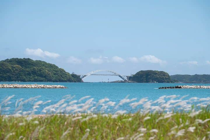 和みわかやまさんのインスタグラム写真 - (和みわかやまInstagram)「. 本州最南端の町、串本本土と大島をつなぐ橋「くしもと大橋」🎈ほぼ一回転するループ橋とアーチ橋で成り立っています😲  📷：@keigoon_photo 📍：白浜・串本エリア 串本町  和歌山の写真に #nagomi_wakayama のハッシュタグをつけて投稿いただくと、その中から素敵な写真をリポストします😉 . . . #和歌山 #和歌山観光 #和歌山旅行 #わかやま #和みわかやま #wakayama #wakayamajapan #wakayamatrip #wakayamatravel #nagomi_wakayama #wakayamagram #串本 #ループ橋 #夏 #島 #ビーチ #kushimoto #loopbridge #summer #beach #旅行 #国内旅行 #旅行好きな人と繋がりたい #観光 #travel #trip #travelgram #japan #travelphotography」6月5日 17時00分 - nagomi_wakayama_tourism