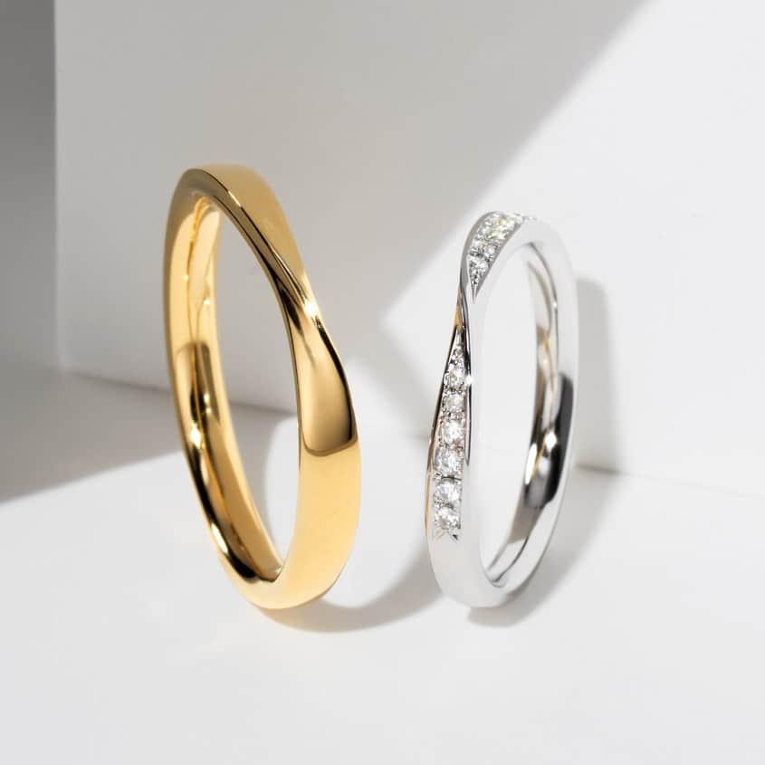 BRILLIANCE+（ブリリアンス+）のインスタグラム：「. 豊富な選択肢がある ブリリアンス・プラスの結婚指輪。  ペアで同じデザインを選んでも 幅や素材、ダイヤモンドの有無で それぞれの個性を表現することができます。  #ブリリアンスプラス #brillianceplus #結婚指輪 #ダイヤモンド #エンゲージリング #マリッジリング #指輪探し #指輪選び #結婚指輪選び #マリッジリング探し #ダイヤモンドリング  #ダイヤモンドジュエリー  #重ね付けリング #プロポーズ #ブライダルリング #ジュエリー #ジュエリー好き #手元コーデ #エタニティリング #エタニティ #ゴールドリング #プラチナリング #婚約指輪銀座  #結婚指輪横浜  #結婚指輪プラチナ #結婚指輪ゴールド #2023春婚 #2023夏婚」