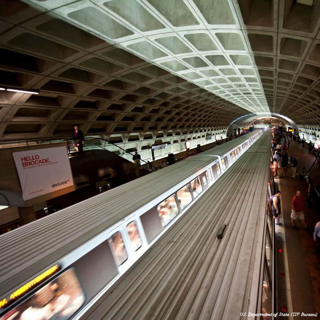 アメリカ大使館さんのインスタグラム写真 - (アメリカ大使館Instagram)「ワシントンメトロ（Washington Metro）は、首都ワシントンD.C.とその郊外に広がる高速交通システムです。  #metro #washington #city #architecture #ワシントン #ワシントンメトロ」6月5日 17時00分 - usembassytokyo