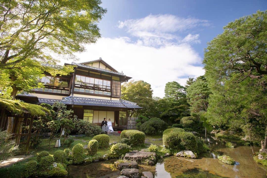 桜鶴苑のインスタグラム：「【大正邸宅×青空】 . 大正4年に建てられた大正邸宅🏠をバックにご撮影📷✨ . 7月・8月・9月の一年の中でも比較的天気の良い日が続く季節に綺麗な青空の下で素敵なお写真残しませんか？☀️ . 桜鶴苑での前撮りは大正邸宅での縁側ショットが大変人気です✨ . 桜鶴苑では毎週ブライダルフェアを開催しております。 少しでも気になってくださいましたらぜひご予約くださいませ。 皆様にお会いできますことを楽しみにしております。 . #桜鶴苑#結婚式#挙式#人前式#神前式#披露宴#京都結婚式場#京都フォトウェディング#京都前撮り#日本庭園#京都らしい風景#京都料亭#顔合わせ#京都顔合わせ#少人数婚#家族婚」
