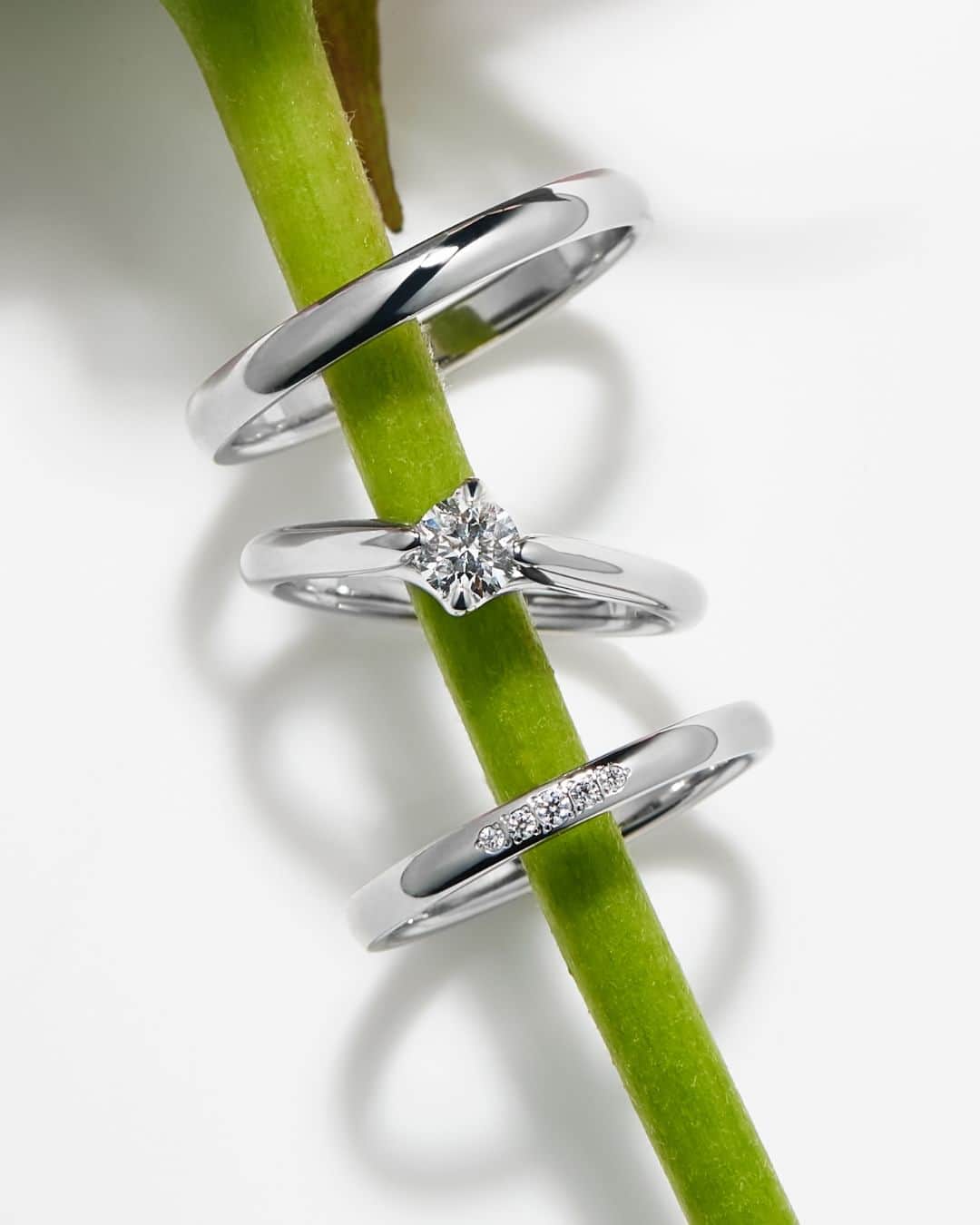 婚約・結婚指輪のI-PRIMO（アイプリモ）公式アカウントさんのインスタグラム写真 - (婚約・結婚指輪のI-PRIMO（アイプリモ）公式アカウントInstagram)「200種以上のデザインから選ぶセレクトオーダーの感動を。  8,000ピースものダイヤモンドと200種類以上の豊富なデザイン、 アレンジ次第では1,000種類以上の中から セレクトオーダーによって「あなた」のリングが見つかります。  アイプリモで「おふたりの夢」を「永遠のかたち」に。  ＜婚約指輪＞aruk #アイプリモ_アルク ＜結婚指輪＞juno #アイプリモ_ユノー  ーーーーー 6/30まで　ハッシュタグキャンペーン実施中🎁 体験型ギフトやオリジナルジュエリーケースが当たります。詳細はアカウントトップのピン留め投稿をご覧ください。  ▼アイプリモでは、ご好評のパーソナルハンド診断®を体験いただけます。  ご希望の方はホームページより来店予約をいただくとスムーズにご案内いたします。  @iprimo_official　  ーーーーー  #iprimo #アイプリモ #婚約指輪 #結婚指輪 #マリッジリング #エンゲージリング」6月5日 17時00分 - iprimo_official