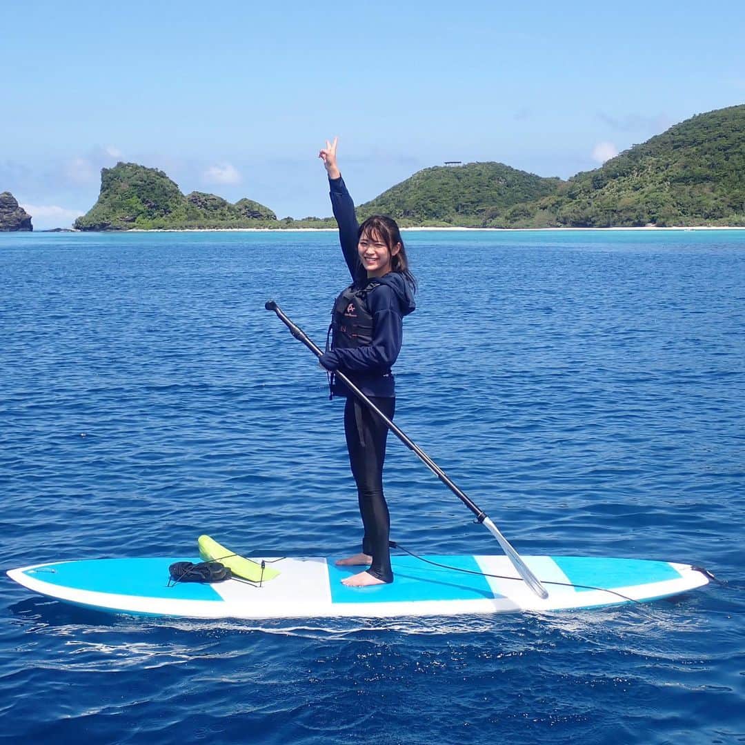 山内鈴蘭のインスタグラム：「またSUPしに沖縄行きたいな🥺🏖 海に3年は行ってないなぁ😭(撮影ではいったけれど潜れてない！泣)  シュノーケリングでエイが見れたの！  滅多に浅瀬には居ないからラッキーだよ❣️って言われて嬉しかったな🥰  ご一緒したお客様皆さんと、 先生が優しくて初心者の私でも恥ずかしくなくがんばれた😂  #sup #サップ #沖縄 #沖縄観光 #海が好き #ビーチ #海遊び #サップ女子 #ゴルフ女子 #体幹トレーニング  #夏 #沖縄旅行」