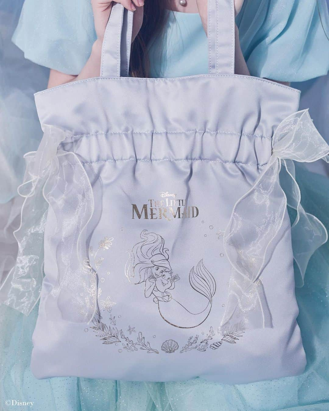 maisondefleur_pressさんのインスタグラム写真 - (maisondefleur_pressInstagram)「. ＼販売間近！お見逃しなく♪／  Maison de FLEUR Disney Collection "THE LITTLE MERMAID"👑  『リトルマーメイド』の世界観を表現した Disney Collectionが Maison de FLEURより登場🐚🫧  公式通販ストライプクラブ、ZOZOTOWNにて 6/8(thu)20:00から販売開始です。 アウトレット店除く全国ショップでは 6/9(fri)から販売開始💫✨  ................................  人気のダブルリボントートは 「アリエル」と「フランダー」と 貝殻や海の泡が描かれたアイテム。 波打つオーガンジーリボンがポイント。  ポーチにはお花に囲まれた人間の姿の「アリエル」が！  シェル型のショルダーバッグは 特別な日のおでかけやイベントにおすすめ♪ パールのショルダー紐とサイドのリボンが可愛さ倍増✨  パスケースはシェル型でさりげなく パールが付いた上品なアイテム💠  明るく爽やかなカラーの新作は 夏のコーディネートのアクセントにぴったり！ イベントやおでかけにおすすめです◎  <商品詳細> ◆Ariel/オーガンジーダブルリボントート 　￥6,600(taxin) / PinkBeige,Mint  ◆Ariel/オーガンジーリボンラウンドポーチ 　￥4,200(taxin) / PinkBeige,Mint  ◆Ariel/シェルモチーフショルダーバッグ 　￥9,200(taxin) / Ivory,Lavender,Pink  ◆Ariel/シェルモチーフカードケース 　￥4,800(taxin) / Ivory,Lavender,Pink  ※アウトレット店での販売なし。 ※全て税込価格表記です。 ※販売より一週間はお一人様、 1アイテム、1カラーにつき1点まで ※販売日初日のお取り置き不可。2日目以降、 店頭在庫があればお取り置き可能。 ※他店舗へのお取り寄せ不可。 ※状況によっては入場制限または整理券を配布いたします 店頭にお越しの際は各店舗のスタッフへご確認下さい。 また整理券はあくまで入場の整理券で、入場時に商品が 品切れの場合もございますので予めご了承下さい。  #maisondefleur #メゾンドフルール #バッグ #トートバック #disney #ディズニー #ディズニーコレクション #disneycollection #ポーチ #シェル #シェルモチーフ #ariel #アリエル#thelittlemermaid #ギフト #リトルマーメイド #フランダー #プレゼント #おでかけ#ディズニーコーデ#デートコーデ #おでかけコーデ#giftforher」6月5日 17時02分 - maisondefleur_press