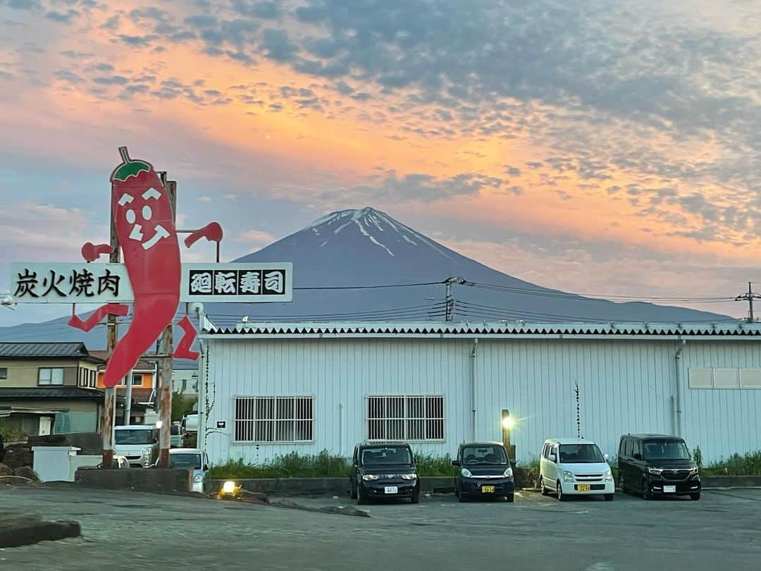 藤沢久美のインスタグラム：「昨日の車窓からの富士山、もうワンシーン。安倍元総理が行きつけだった山梨の焼肉屋さん「鉄庵」の看板と富士山のコラボ。  #富士山  #mtfuji #yamanashi  #山梨」