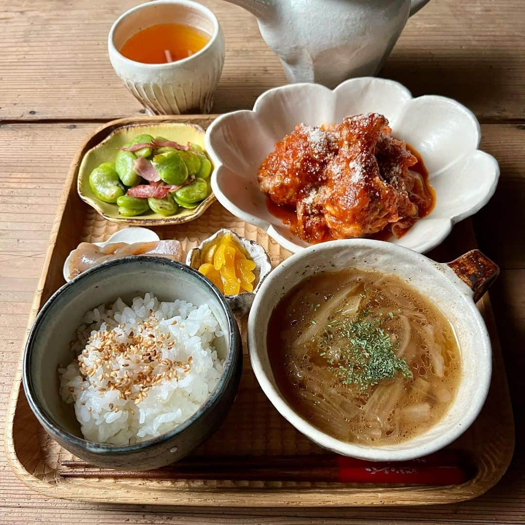 ひろσ(´～｀*)のインスタグラム：「☆ 🍴鶏手羽とキャベツのトマト煮 🍴そら豆とベーコンのソテー 🍴手綱こんにゃく 🍴金ごまごはん 🍴新玉ねぎのスープ ． ． 先週用事で次男が帰った時に コロナの置き土産をしていったようで😂 1週間寝込んでおりました😅 と言っても熱などはほぼ出ず 軽く済んだのかな？ と思ってたのですが 金曜夜中から出てきた 激しい喉の痛みに苦しめられ 水も飲めないほど😱 今日はようやく痛みも 薄れてきましたが まだ体はだるく💦 咳喘息と循環器疾患の人たちに うつさないよう 家事も洗濯のみです🧺 ． ． てことで畑で大量に取れた キャベツ消費週間になる予定 だったのですが 全てお裾分けに😅 元気なうちに作った トマト煮献立の日の写真で お邪魔しました😂 みなさんも気をつけて くださいね♪ ． ． ・・・・・・・・・・・・・・・ #常備菜#作り置き #つくりおき#ごはん#おうちごはん#手作りごはん#マカロニメイト#てづくりごはん365# お昼ごはん#からだにやさしいごはん #体に優しいごはん#うつわ好き#器好きな人とつながりたい #japanesefood  #夜ごはん#おうちランチ#おうちカフェ#夜ご飯#晩御飯#晩ごはん#ばんごはん#トマト煮#新玉ねぎ」