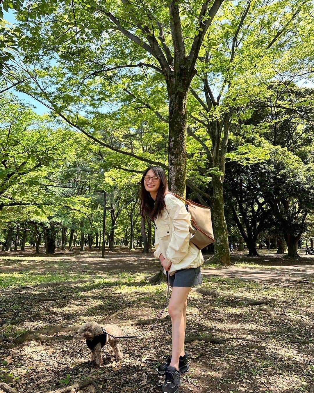 大政絢さんのインスタグラム写真 - (大政絢Instagram)「🐕🚶‍♀️🌿  🕶️ #intimitebyeyevan   縁のpinkが可愛いんです🩷  この日は鞄も @intimite_onemile   👟#toryburch  #今日の絢服」6月5日 17時07分 - aya_omasa_official