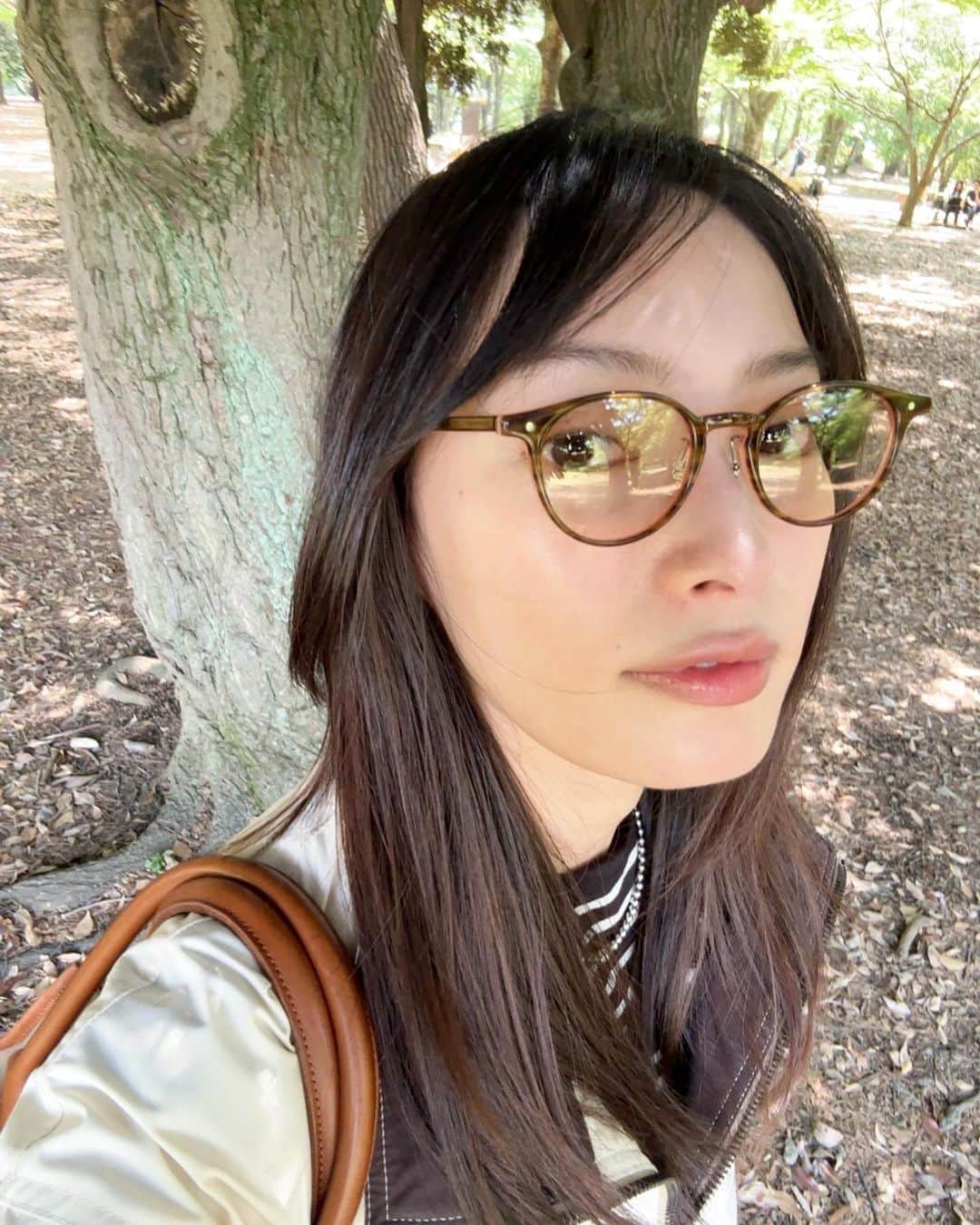 大政絢さんのインスタグラム写真 - (大政絢Instagram)「🐕🚶‍♀️🌿  🕶️ #intimitebyeyevan   縁のpinkが可愛いんです🩷  この日は鞄も @intimite_onemile   👟#toryburch  #今日の絢服」6月5日 17時07分 - aya_omasa_official