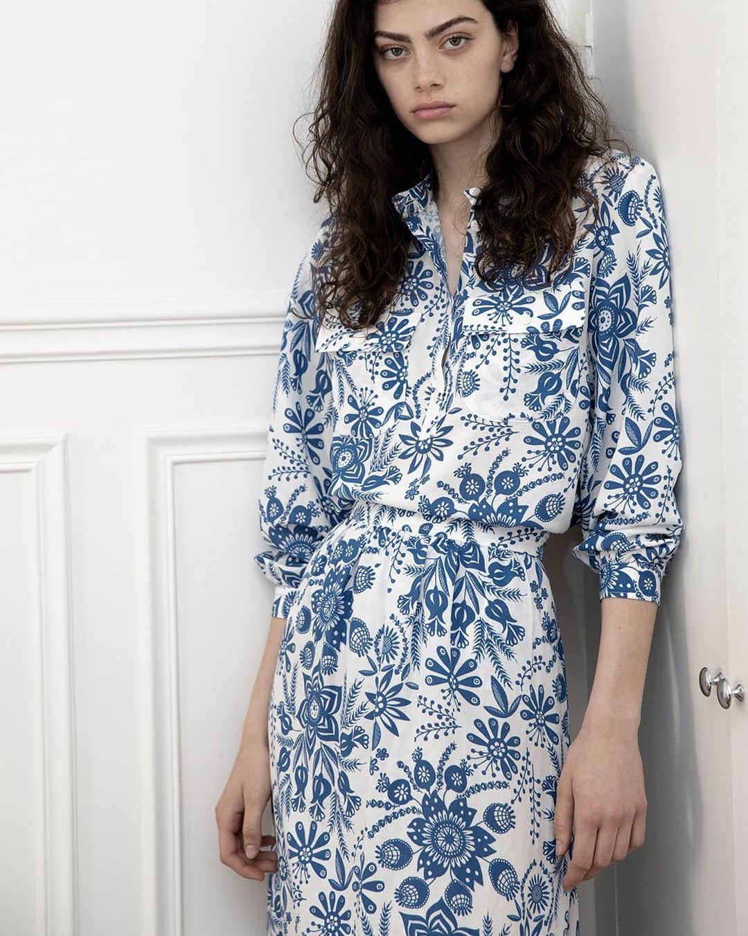 アーペーセーのインスタグラム：「The Aubrey blouse and the Ravenna skirt.   Meet the print of the season. A contrasting floral that brings the shades of summer together.  Discover our latest womenswear arrivals in stores and online.  #APCParis」