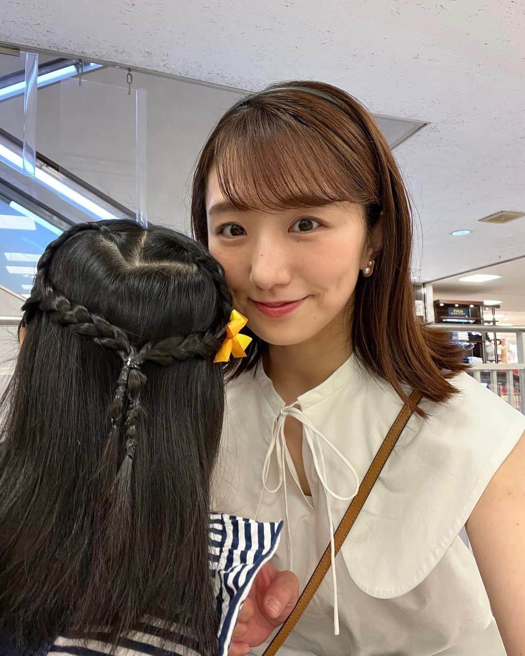 松村未央のインスタグラム：「. 娘の髪を切りに行ってきました✂️ 私に似て、量が多く、伸びるのが早いんです😂 カット後のヘアアレンジが毎回可愛く、娘もお気に入り🫶  最後の写真は、そのあとのカフェで☕️ いつのまにか撮られていた一枚🥹📸  いつも楽しい時間をありがとう👧🏻  #キッズカット #キッズヘアアレンジ #ハート編み込み #プロの技 #4歳女の子」