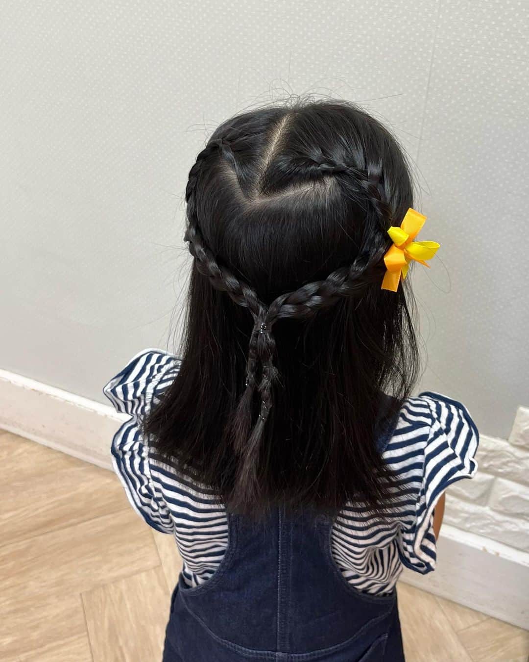 松村未央さんのインスタグラム写真 - (松村未央Instagram)「. 娘の髪を切りに行ってきました✂️ 私に似て、量が多く、伸びるのが早いんです😂 カット後のヘアアレンジが毎回可愛く、娘もお気に入り🫶  最後の写真は、そのあとのカフェで☕️ いつのまにか撮られていた一枚🥹📸  いつも楽しい時間をありがとう👧🏻  #キッズカット #キッズヘアアレンジ #ハート編み込み #プロの技 #4歳女の子」6月5日 17時14分 - mio.matsumura_