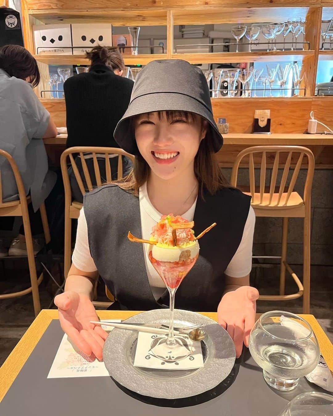 花島なつみのインスタグラム：「・ ・ 可愛いし美味しかった！🌷 （ダイエット中） でも脂質制限始めてから約2週間で1.5キロくらい落ちたよ😶‍🌫️ 今までチョコ食べ過ぎてた🙃 ・ ・ ・ #夜カフェ #夜カフェ東京 #モモブクロ #夜パフェ#夜パフェ専門店 #池袋カフェ #パフェ #ダイエット中 #脂質制限」