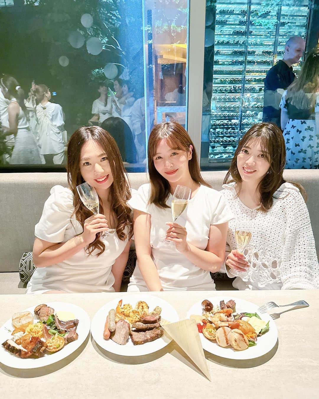 のインスタグラム：「グランドハイアット東京のレストラン「フレンチ キッチン」で4年ぶりに開催されるソワレ ブランシュのレセプションパーティーにご招待いただきました🤍  ドレスコードは“オールホワイト”！ スタッフさんも含め会場は白一色で気分が高まりました✨  開放的なテラス席でいただくモエ•エ•シャンドンと美味しいお料理。。最高でした😇💖  6月24日から土曜日の夜だけの開催です❣️ 素敵な夏の夜を楽しんでみては？🍹  #ソワレブランシュ2023#ソワレブランシュ#グランドハイアット東京#grandhyatttokyo#オールホワイト#パーティー」