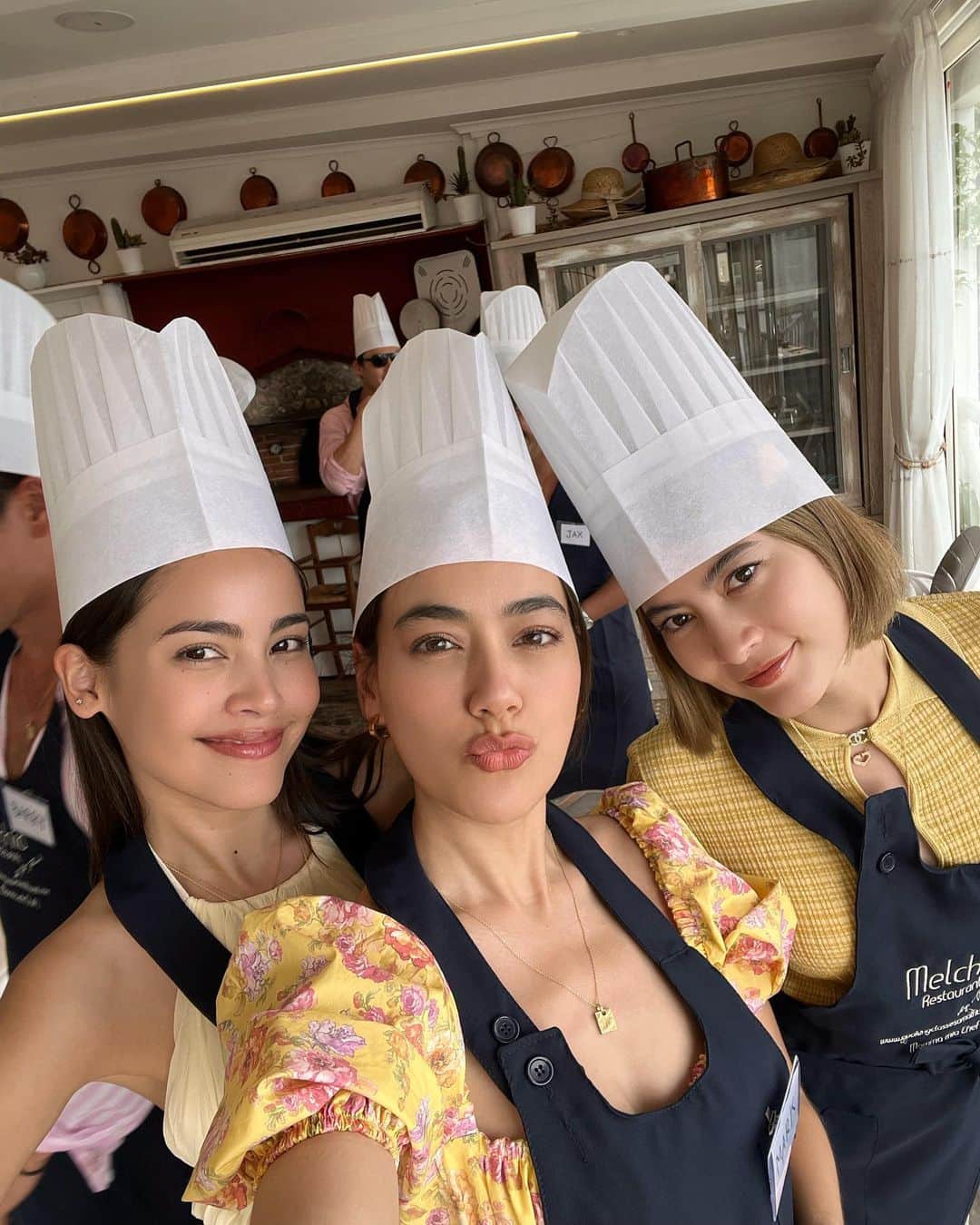 キンバリー・アン・ウォーテマス・ティアムシリのインスタグラム：「Play Cook Eat Repeat! 🤌🏼👩🏻‍🍳🍝🥂✨」