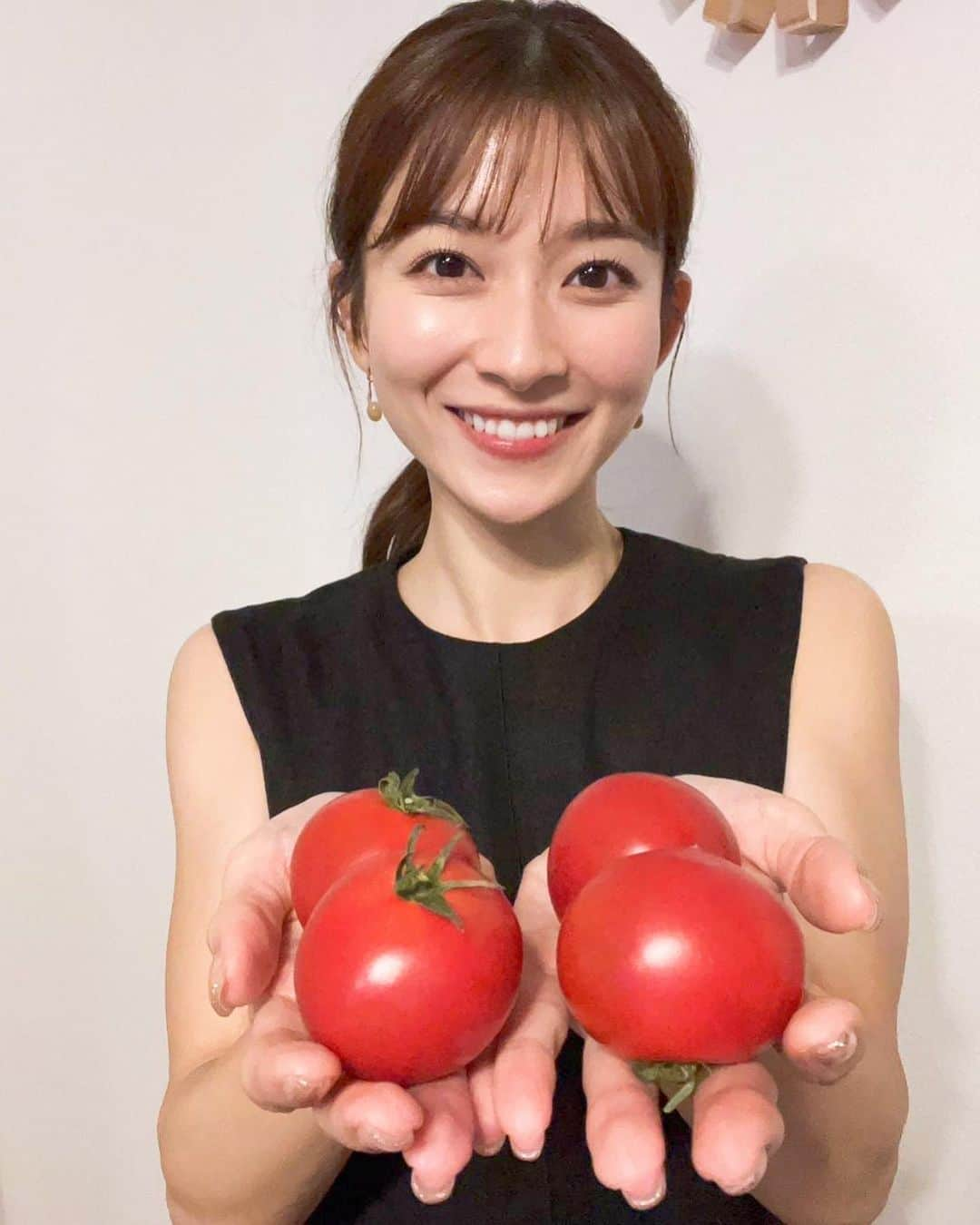 TBSアナウンサー公式さんのインスタグラム写真 - (TBSアナウンサー公式Instagram)「こんにちは！山本里菜です😊 . 高知にいる先輩から とっても甘くて美味しい シュガートマトが 届きました〜🍅 . 夏野菜〜！！ サラダにしたりカレーに入れたりして楽しんでいます😋 . 皆さんの好きな夏野菜は 何ですか？？✨ . #tbs #アナグラム  #山本里菜 #アナウンサー #夏野菜 #料理 #サラダ #カレー #トマト #シュガートマト 🍅」6月5日 18時00分 - tbs_annogram