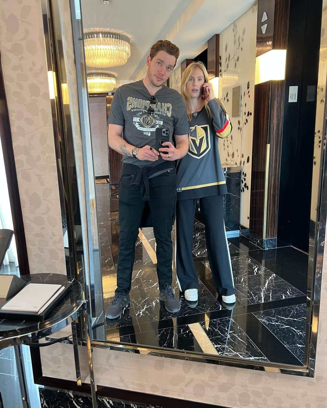 ドミニク・シャーウッドのインスタグラム：「When you’re girlfriend is busy but you’re still rooting for @vegasgoldenknights GO KNIGHTS GO!!」