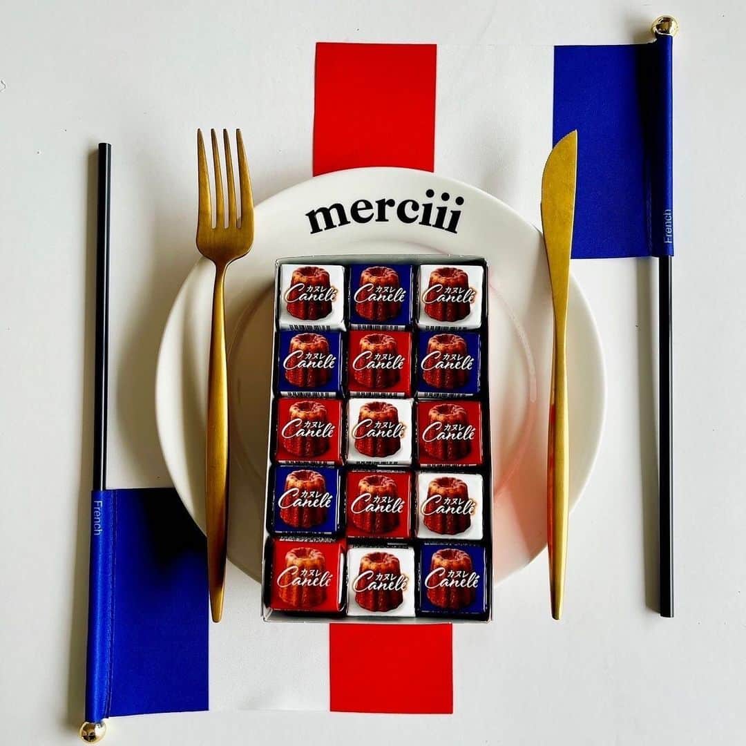 のインスタグラム：「#カヌレ 好きな人は【いいね👍】  ／ #新商品 情報⋆͛📢⋆ もっちり食感のカヌレを表現しました✨‬ ＼  チロルチョコ新商品‼️ 「チロルチョコ〈カヌレ〉」 のご紹介です- ̗̀📣 ▶カヌレの芳醇な香りともっちり食感を再現しました👨‍🍳  〖𝐩𝐨𝐢𝐧𝐭💡〗 ┈┈┈┈┈┈┈┈┈┈ 試作パターンは30レシピ以上️📝❕ ┈┈┈┈┈┈┈┈┈┈  #フランス の伝統菓子カヌレ特有の食感や風味を表現するため、商品担当者はデパート・コンビニなどあらゆる場所でカヌレを購入し味の研究を重ねました。  商品会議での意見を反映させながら、何度も改良を繰り返し30種類以上のレシピパターンを製作‪＼👏🏻／‬  最終的には、本物さながらの"再現度の高い商品"が誕生しました🫧 ┈┈┈┈┈┈┈┈┈┈ 新たにカヌレ風味のグミを開発し"もっちり食感"を再現❕👨‍🍳  カヌレ風味チョコには、キャラメルパウダーやコーヒーパウダーで香ばしさや味の深みを加えています🍫🧁  さらに、ラム酒風味ソースとカヌレの芳醇な香りを引き立て“ちょっぴり大人なカヌレ“が味わえます👨✨️ ※アルコール分0.03%  ちょっと一息のお供にぜひお試しください✌︎( ¨̮ )✌︎  ■発売日 2023年6月5日 全国で発売🛒  ※お取り扱いのない店舗もあります。 また、商品がなくなり次第、販売終了とさせて頂きます。  🗣💬 商品に関するご質問については、チロルチョコ公式HPお客様お問い合わせまでご連絡くださいませ🙇  ━━━━━━━━━━━━━━━  #tirol #tirolchoco #チロルチョコ #チロル #チョコレート #おやつタイム #chocolate  #おうちカフェ #おやつの時間  #chocolatelover  #shopチロルチョコ #カヌレ  ━━━━━━━━━━━━━━━」