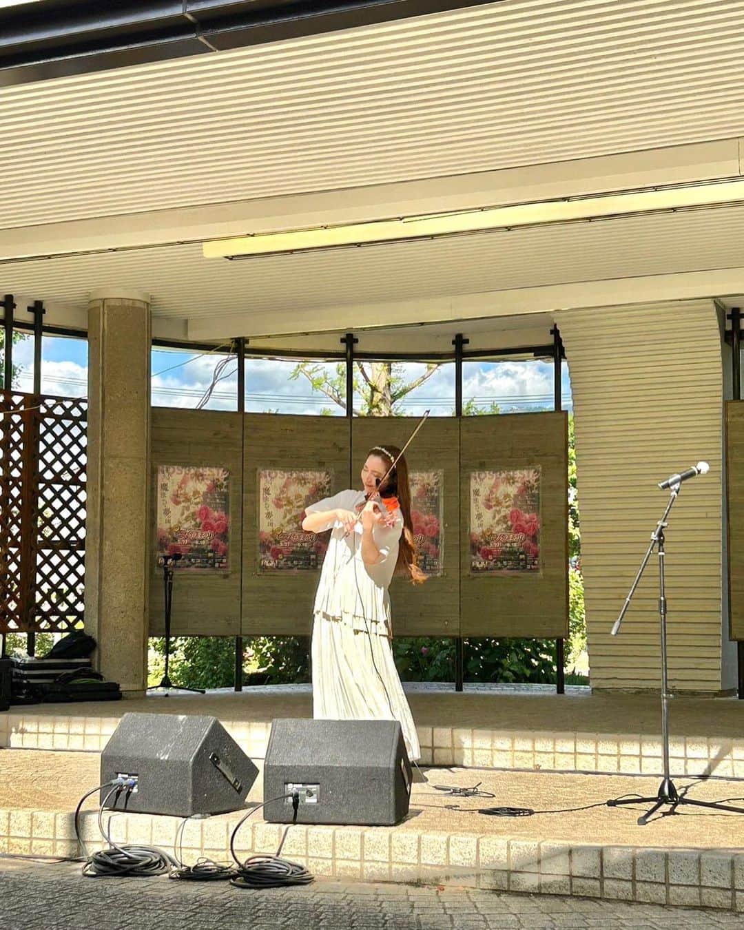 相知明日香さんのインスタグラム写真 - (相知明日香Instagram)「☀️  少し、焼けた気がします🥰🧡🩵💛 太陽さんさんうれしーっ！！  #信州なかのバラまつり #RAINBOWROSECONCERT #相知明日香 #ヴァイオリン #コンサート #長野 #日本 #Nagano #Japan #violinist #concert #musician」6月5日 17時22分 - asukalohappy